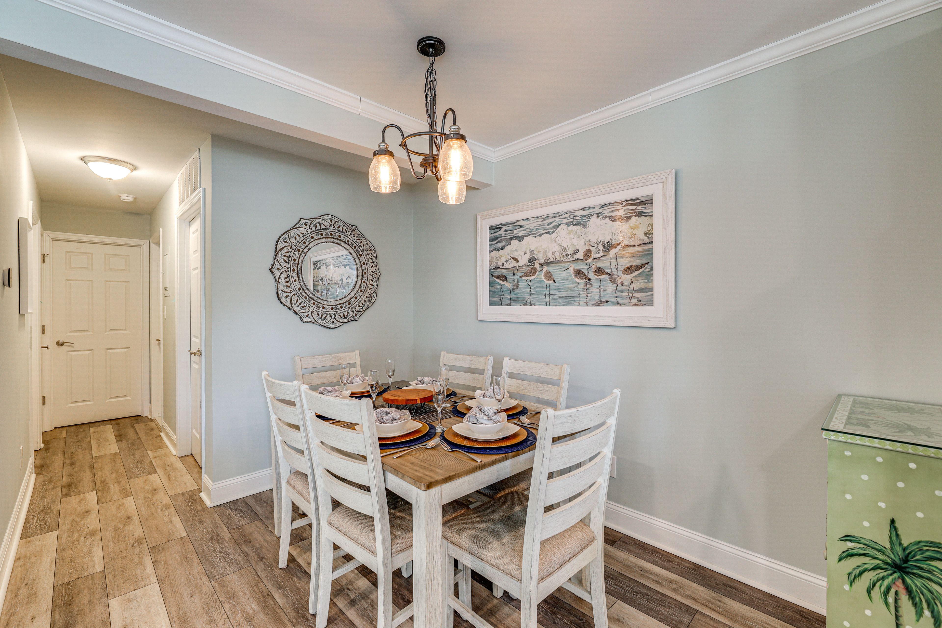 Single-Story Condo | Dining Table & Breakfast Bar