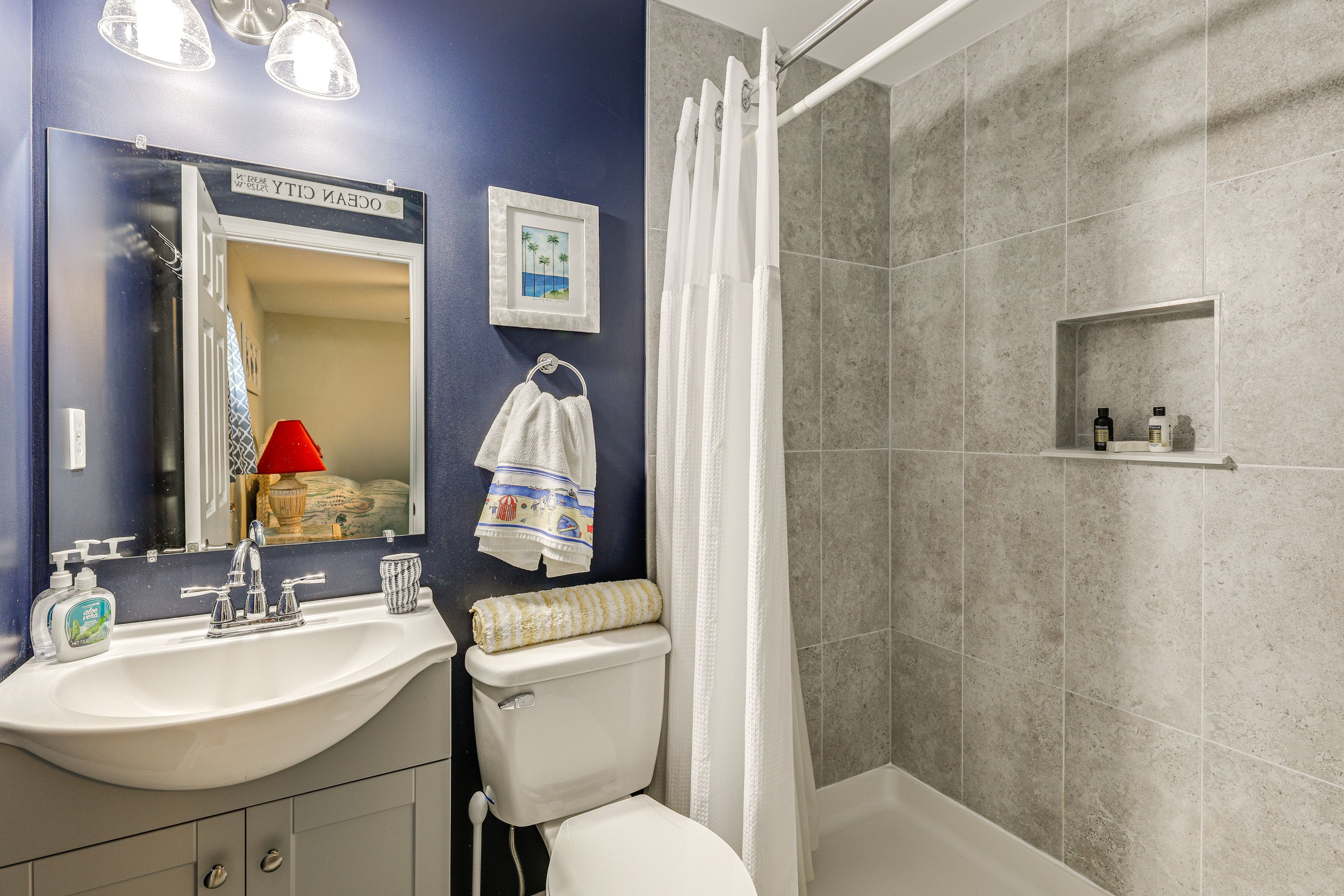 Full Bathroom | Towels Provided