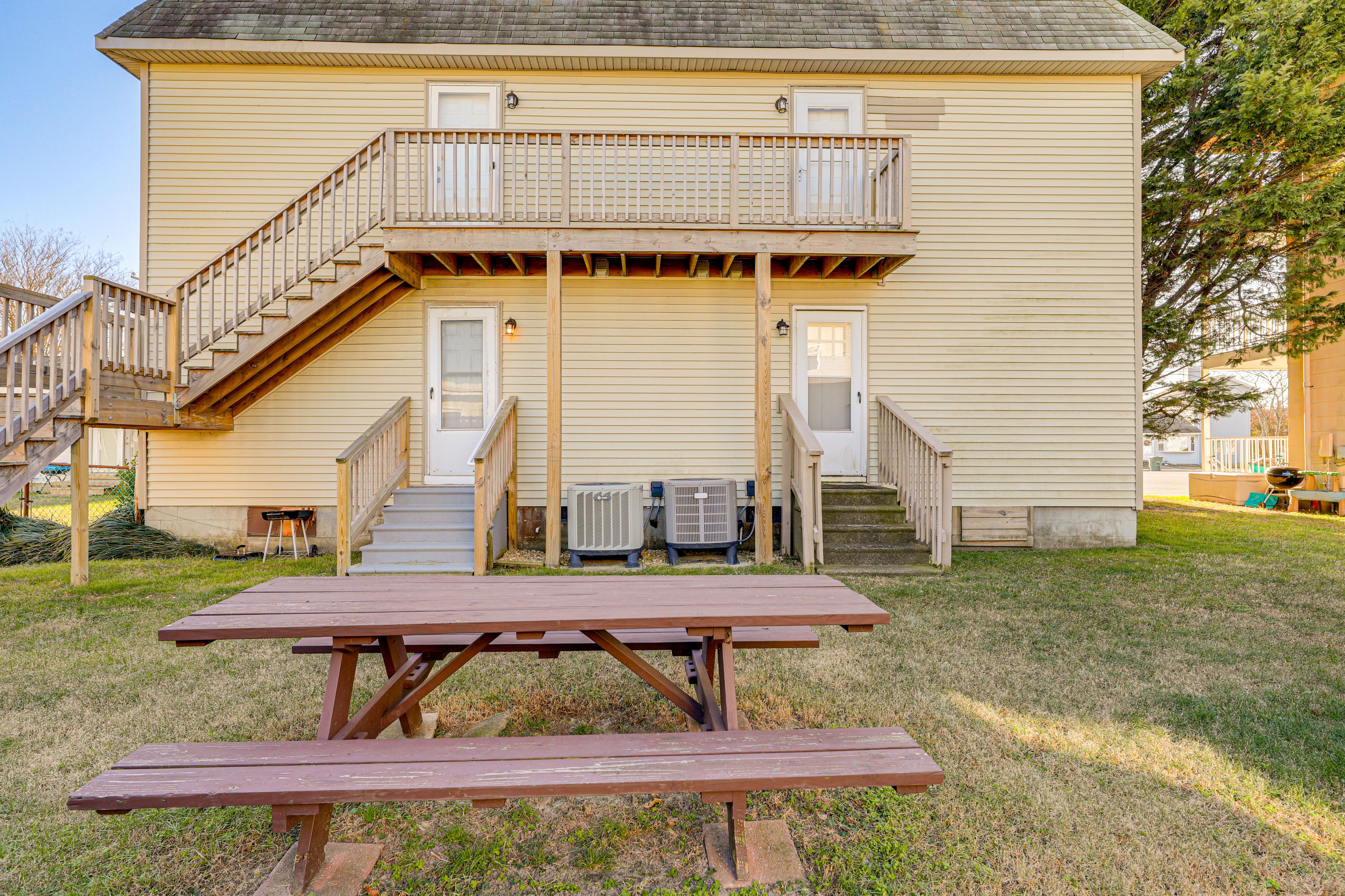 Shared Yard w/ Picnic Table