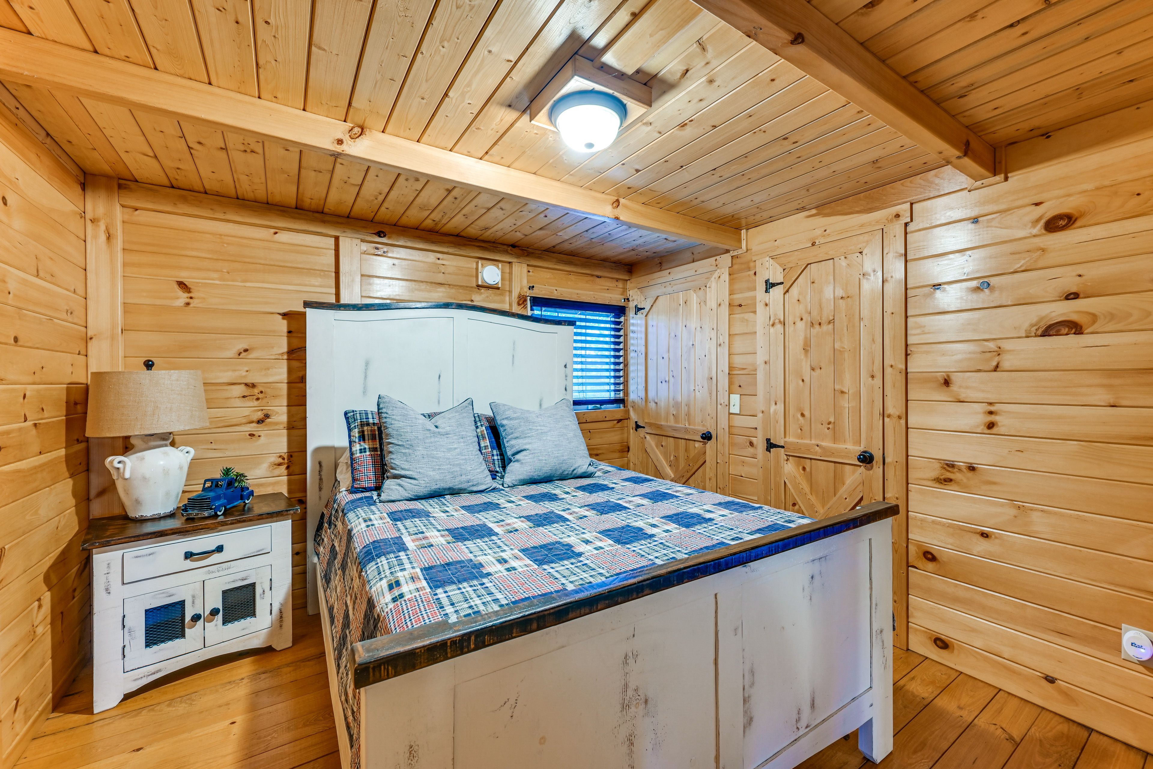 Bedroom 1 | Queen Bed