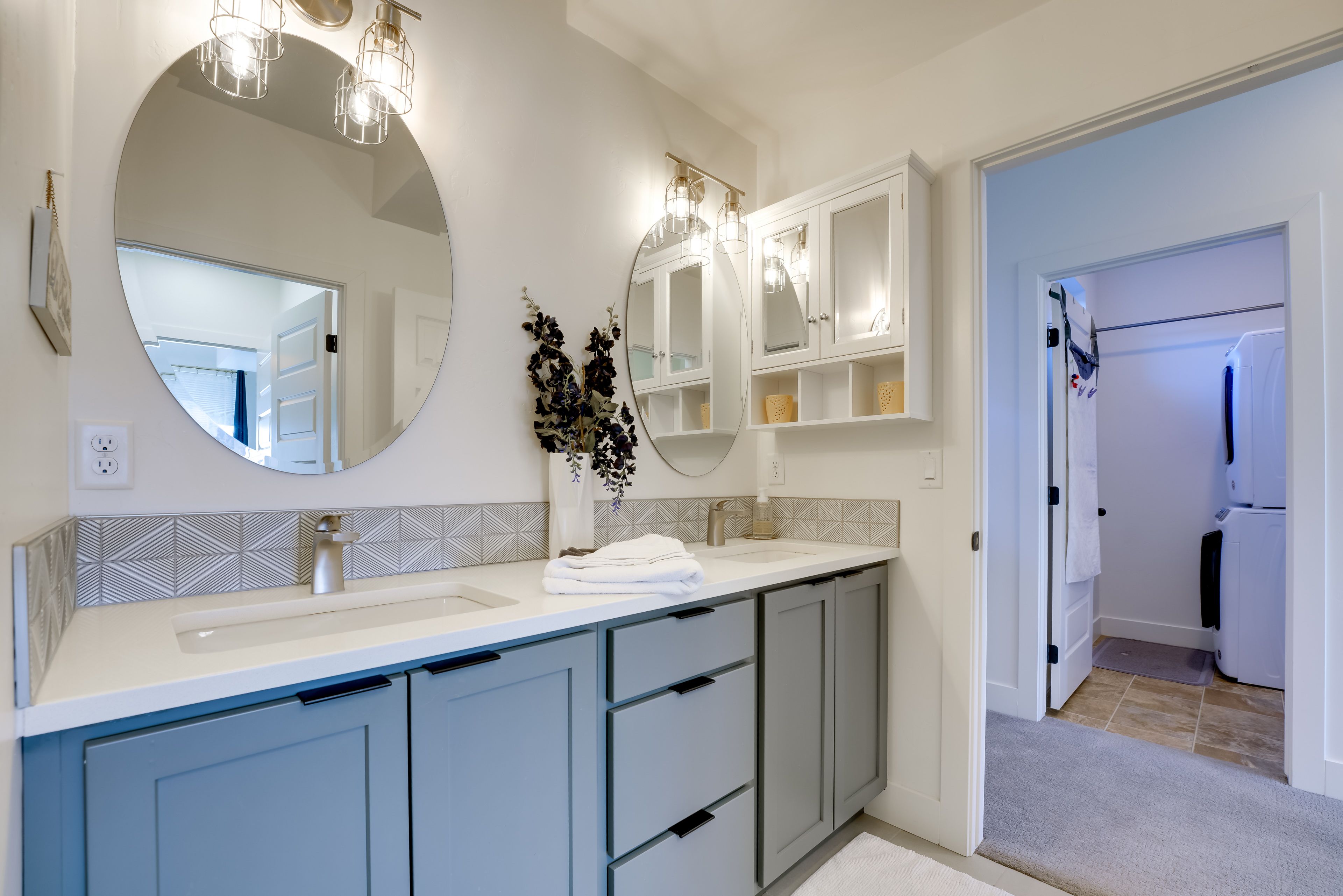 En-Suite Bathroom | Washer/Dryer | 2nd Floor