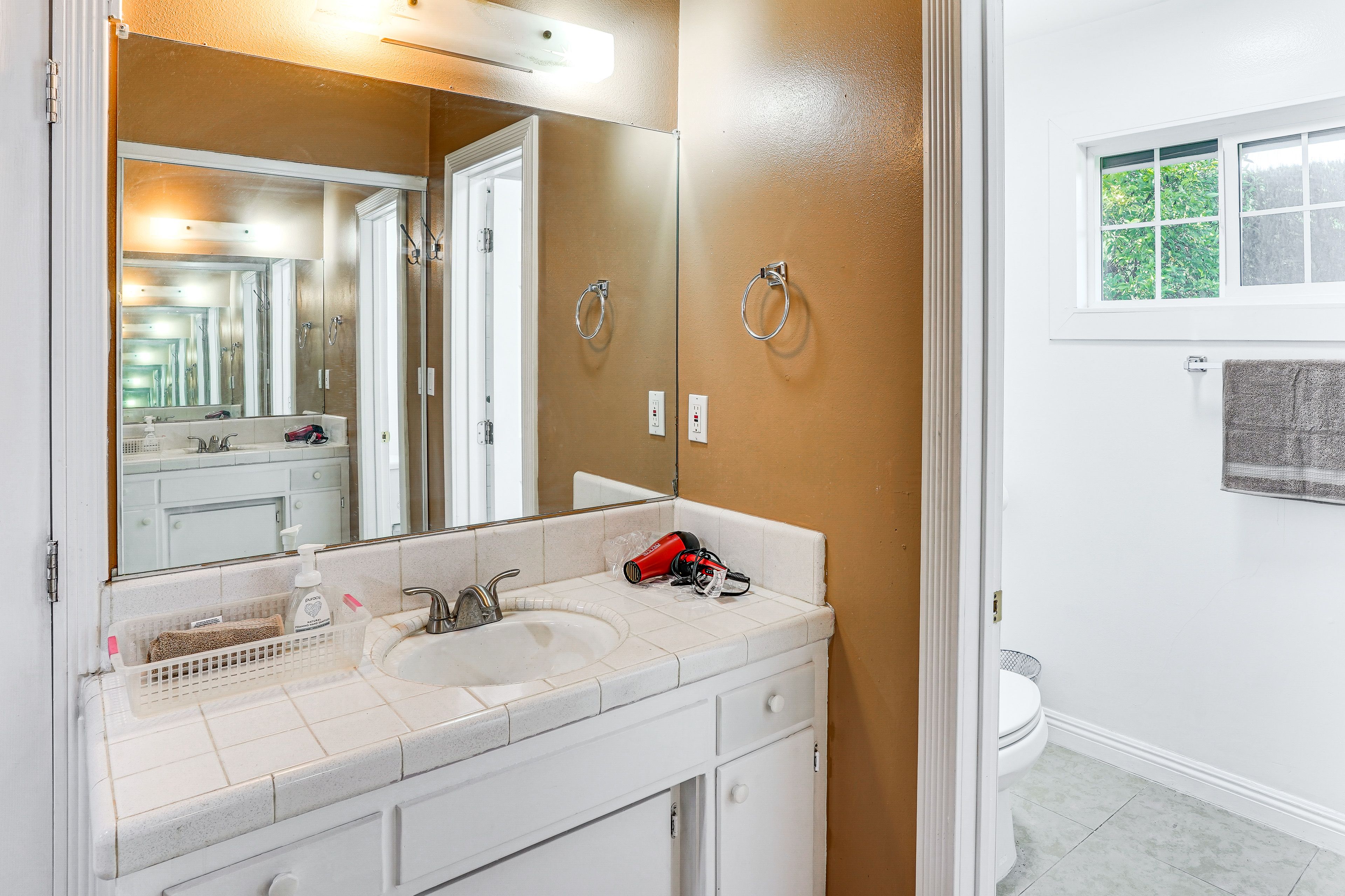 Full Bathroom | Towels Provided