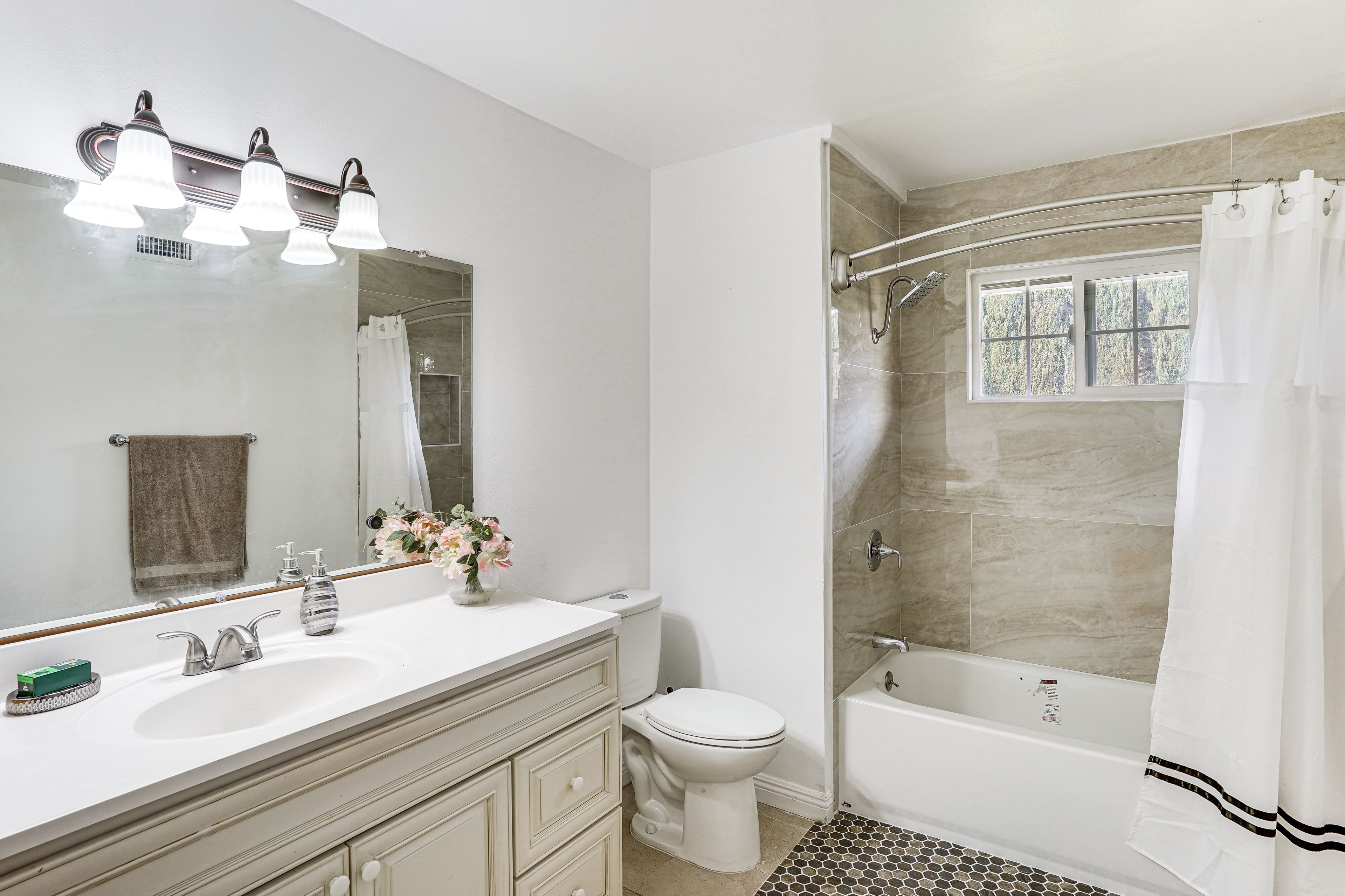 Full Bathroom | Complimentary Toiletries