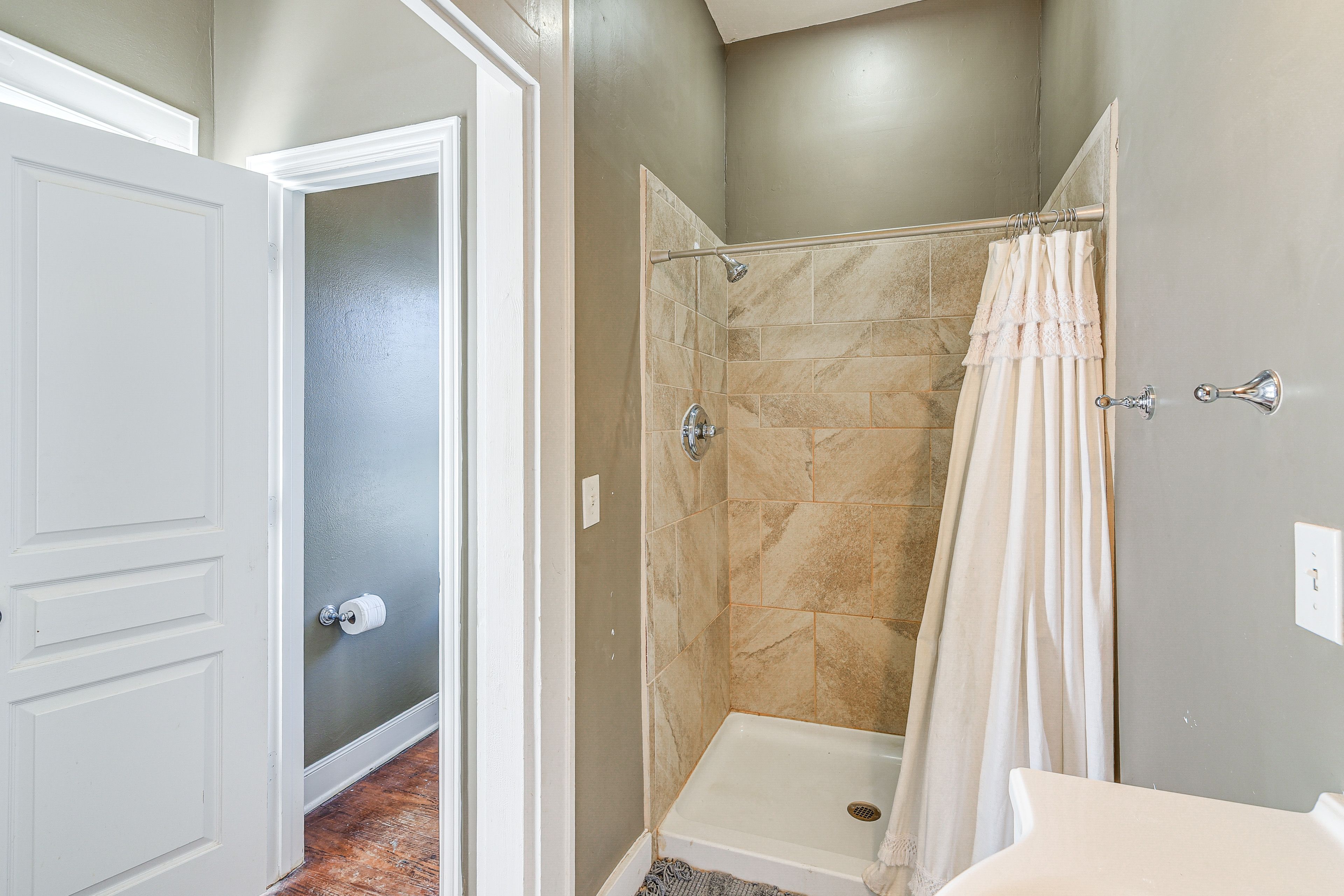 Full Bathroom | 2nd Floor