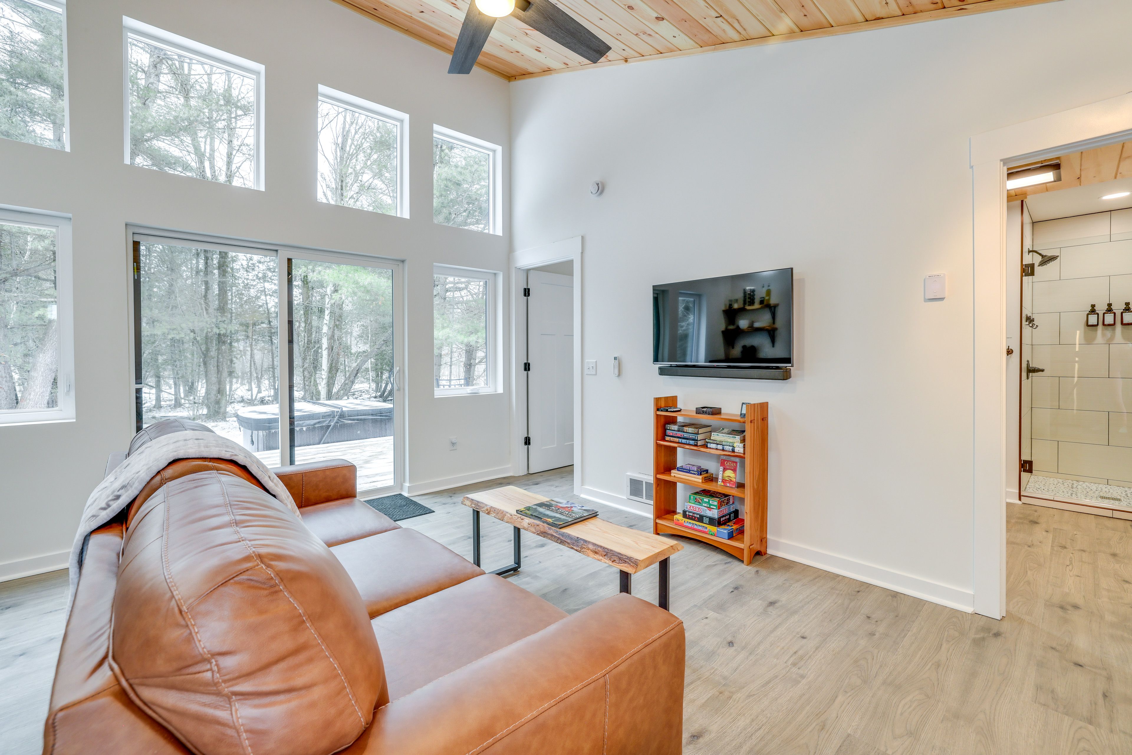 Living Area | Smart TV