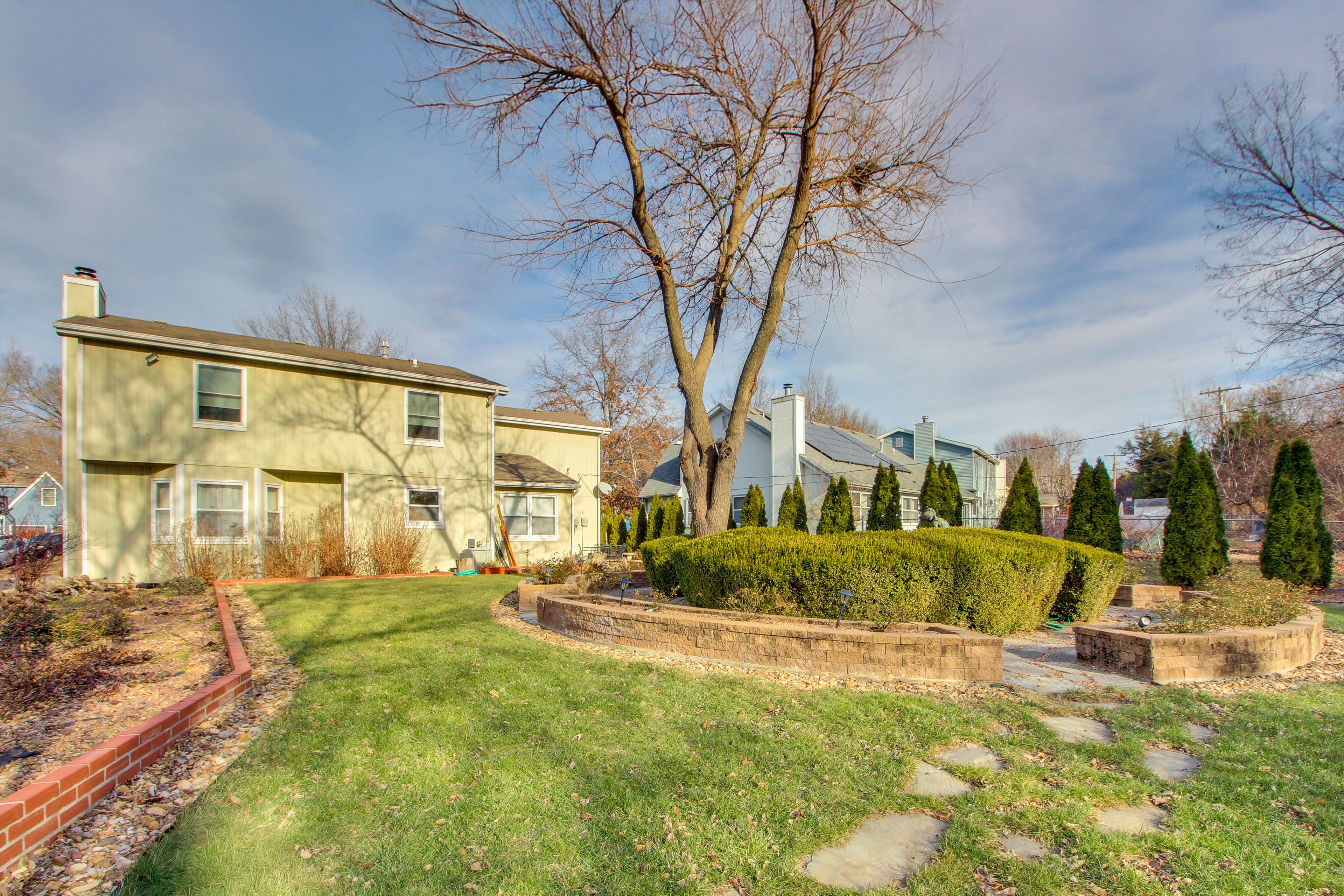Backyard | Garden | 3 Mi to Allen Fieldhouse