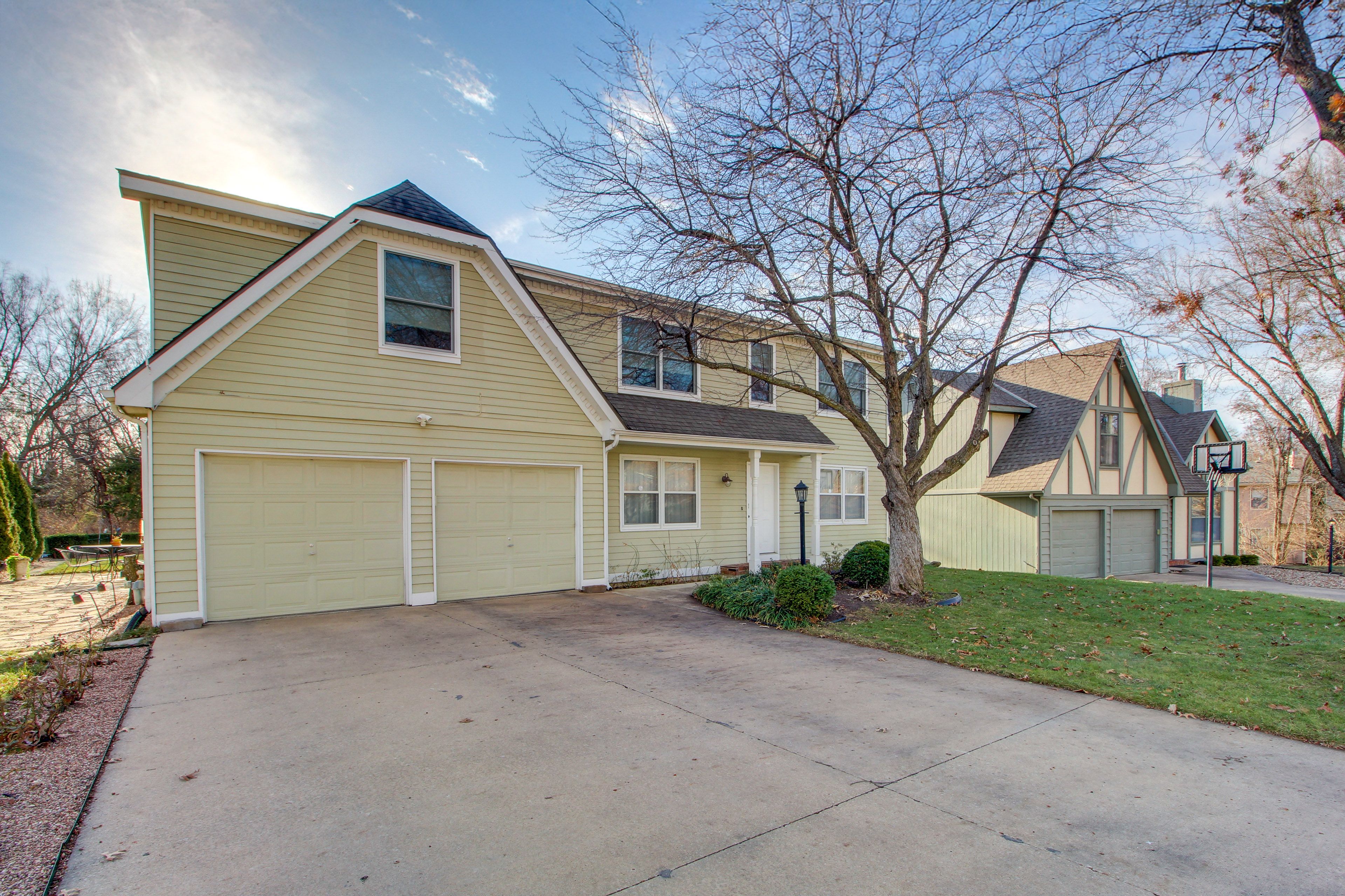 Parking | Garage (2 Vehicles) | Driveway (4 Vehicles) | Free Street Parking