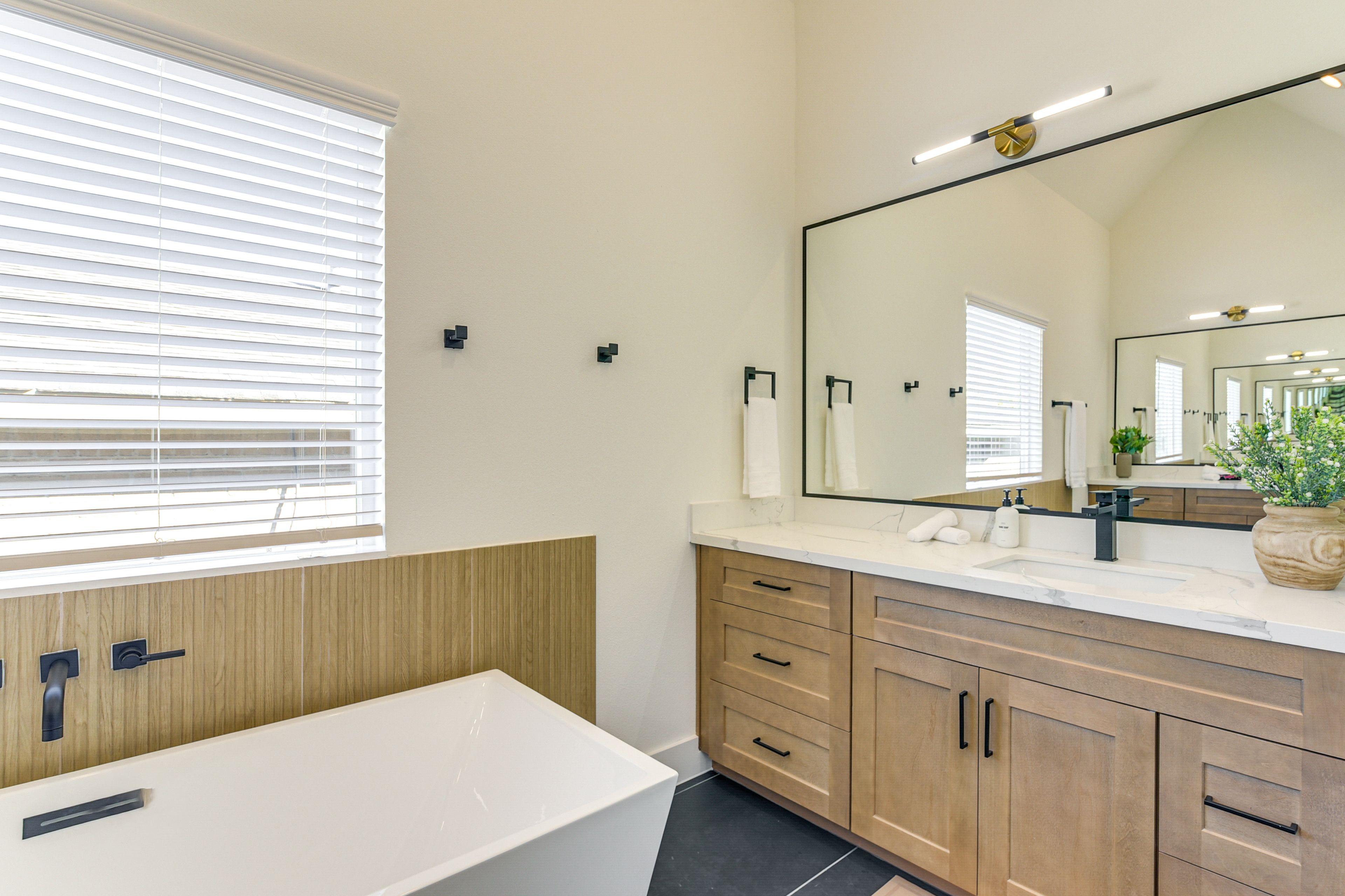 Full Bathroom | 2nd Floor