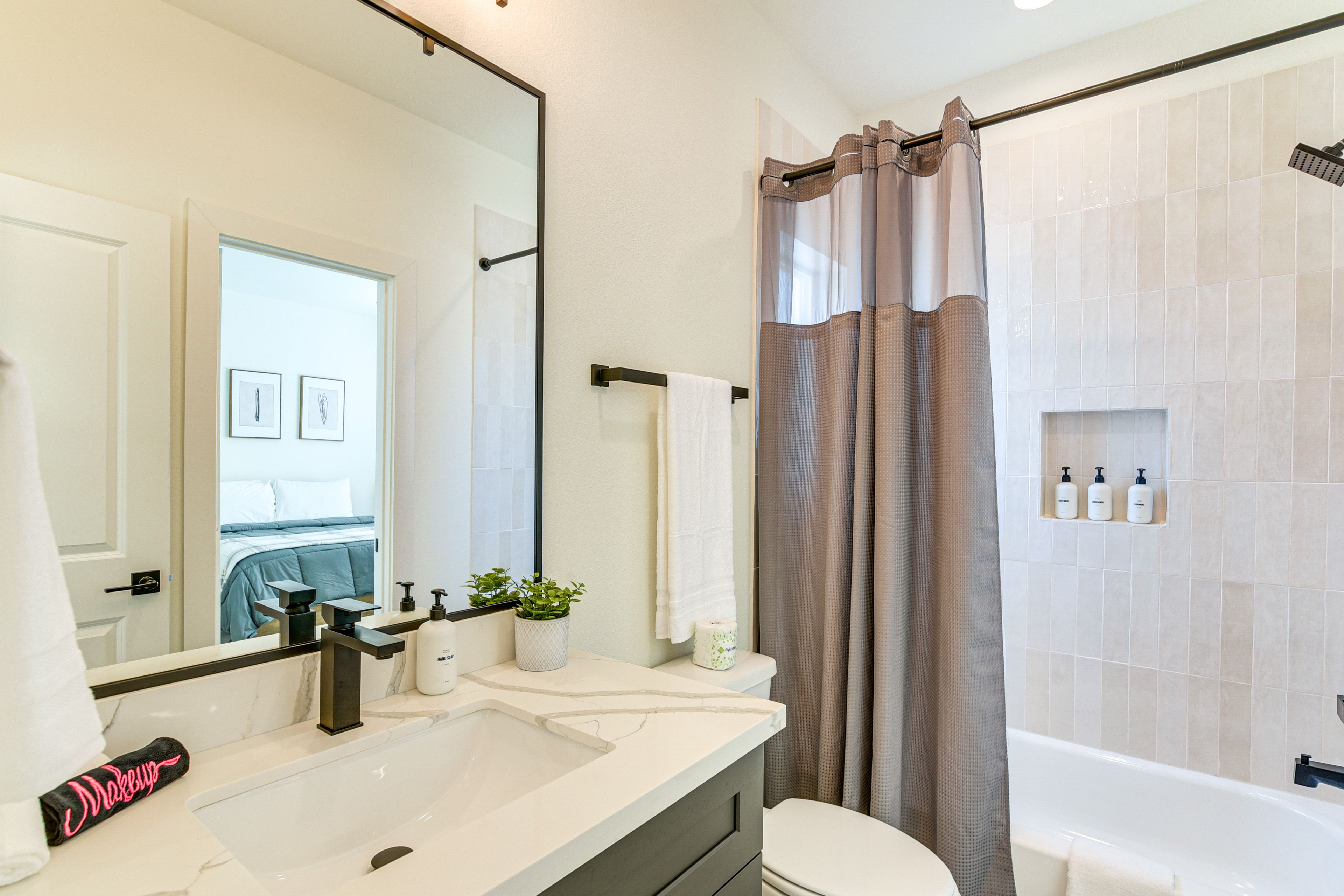 Full Bathroom | 2nd Floor