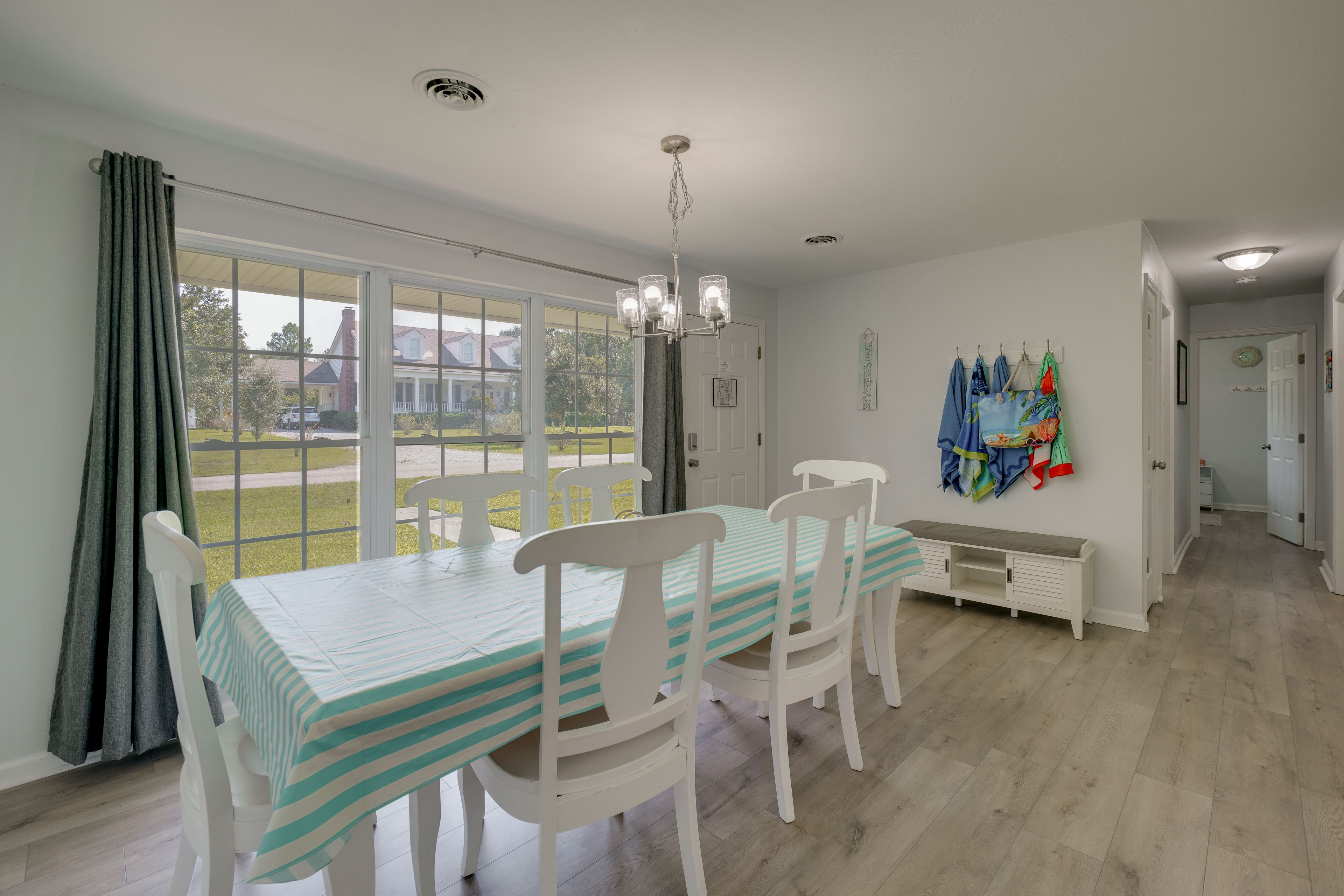 Dining Area | Dishes & Flatware Provided