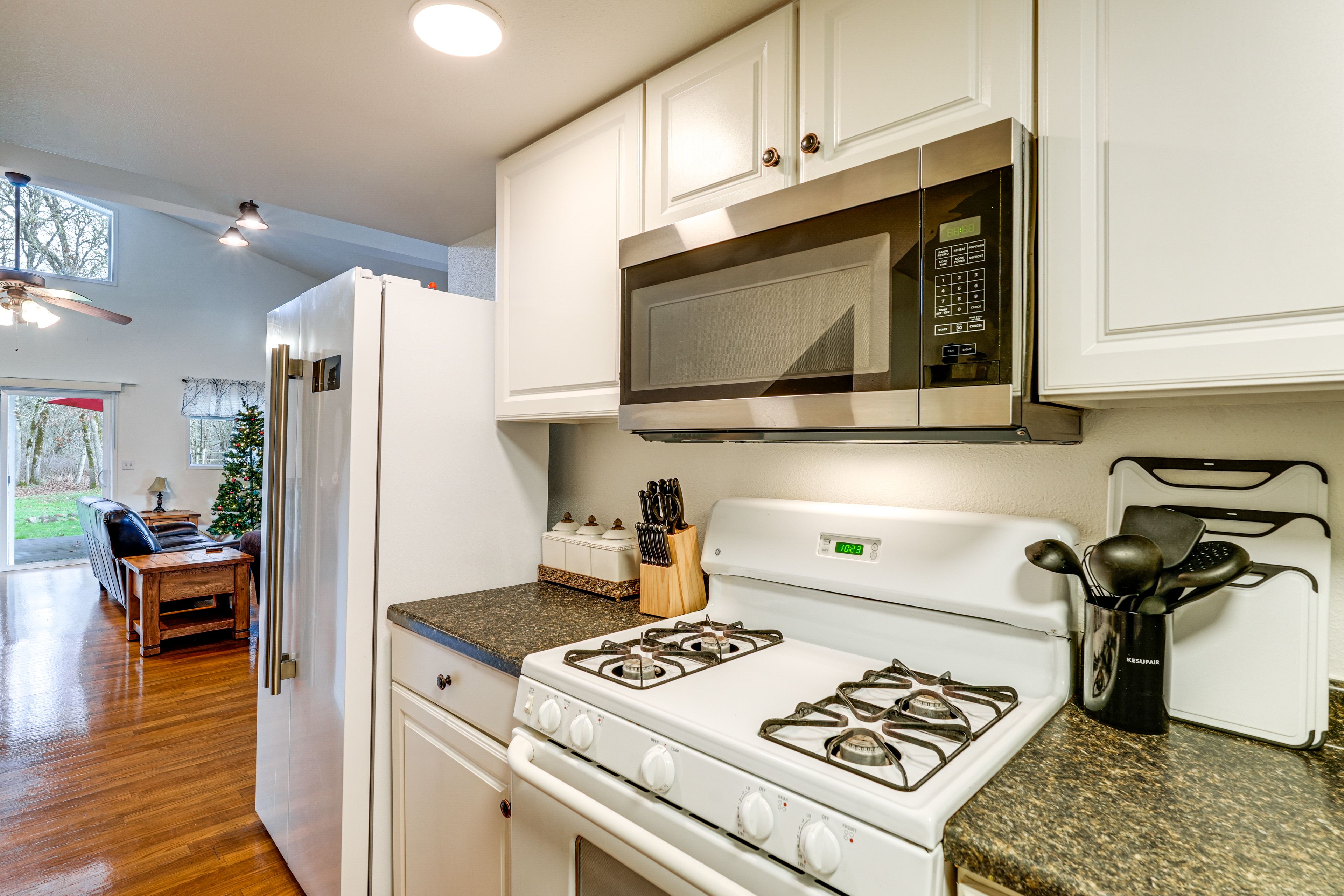 Kitchen | Dishwasher | Toaster | 1st Floor