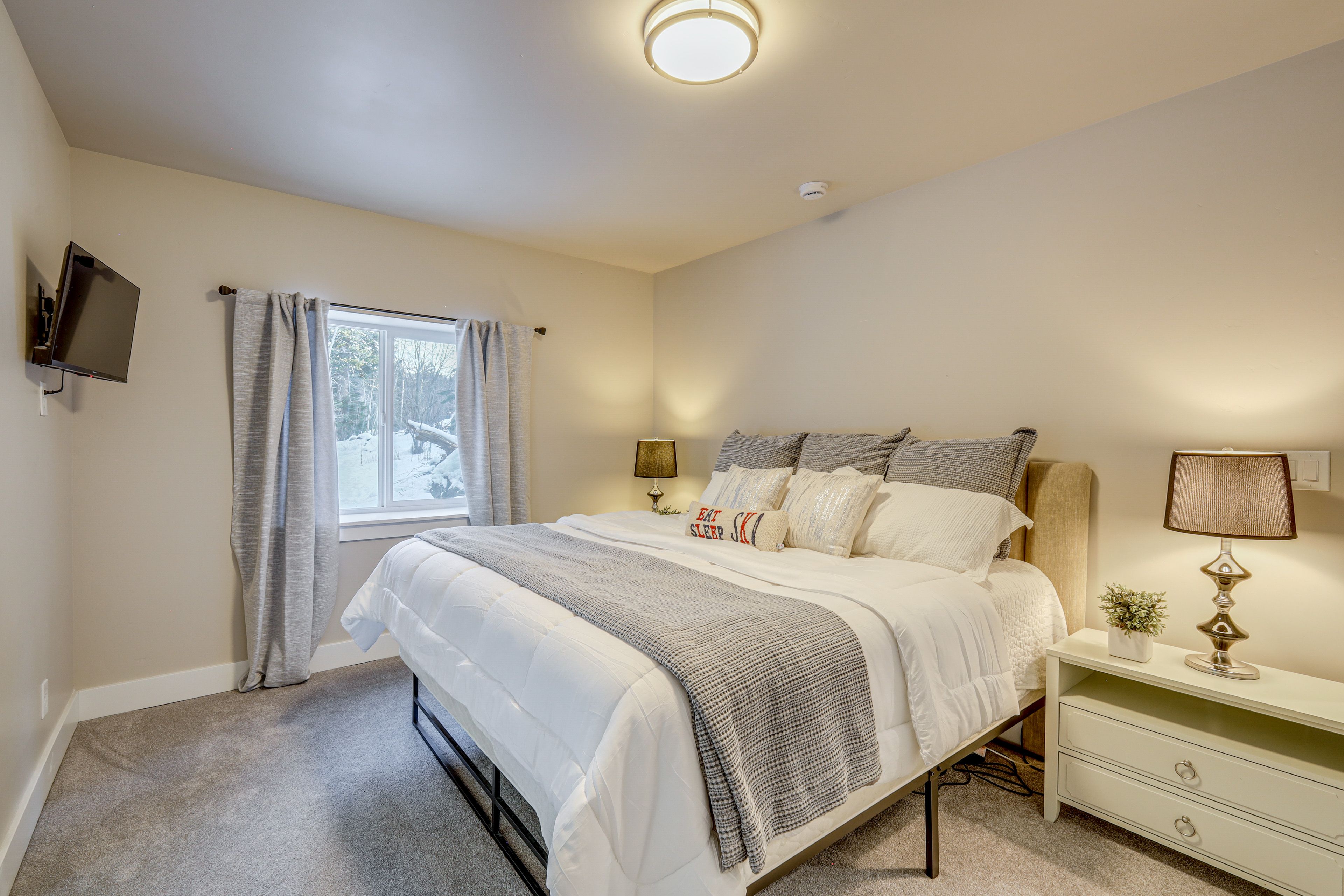 Bedroom 2 | King Bed | Basement Level