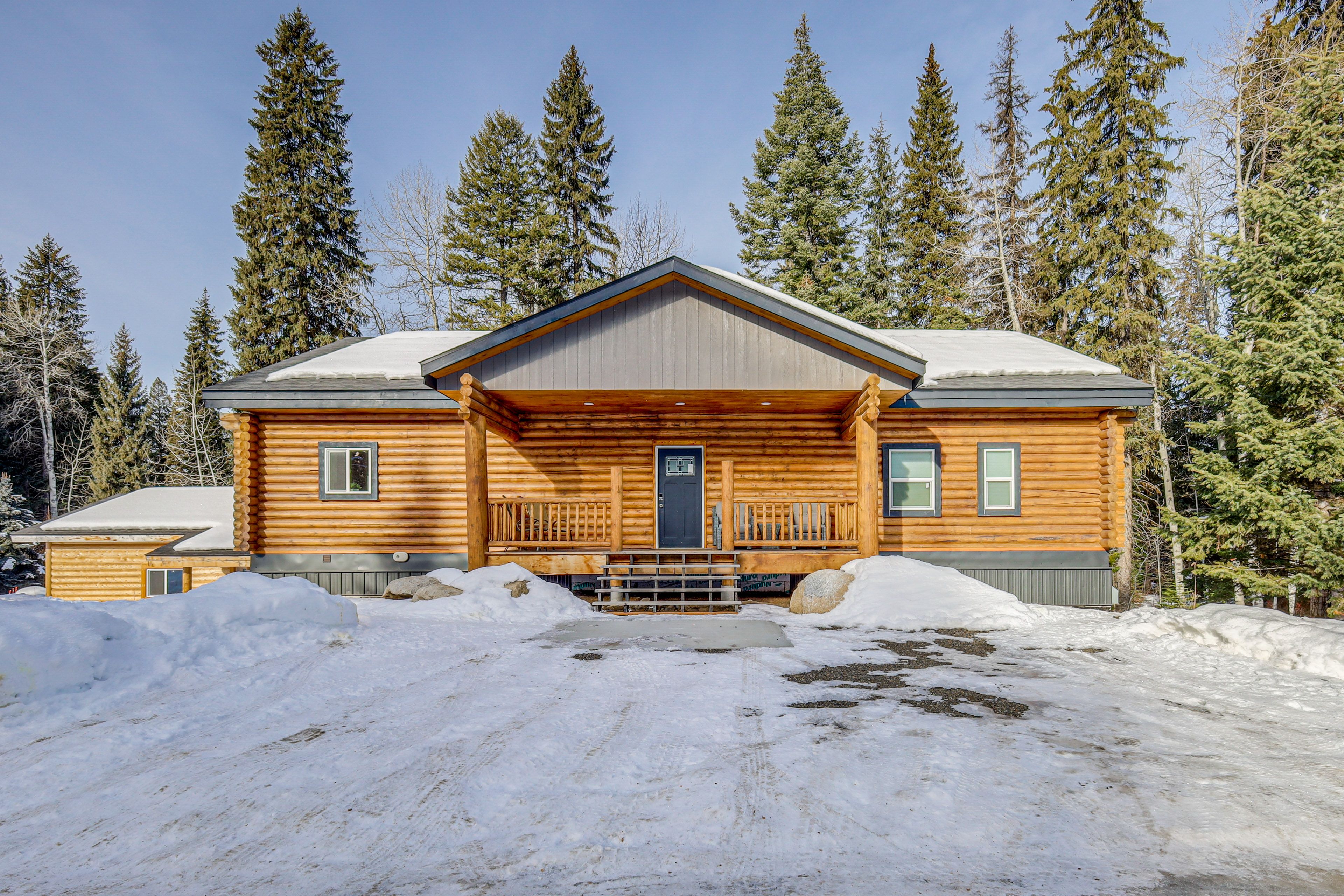Parking | Driveway (4 Vehicles) | Street Parking