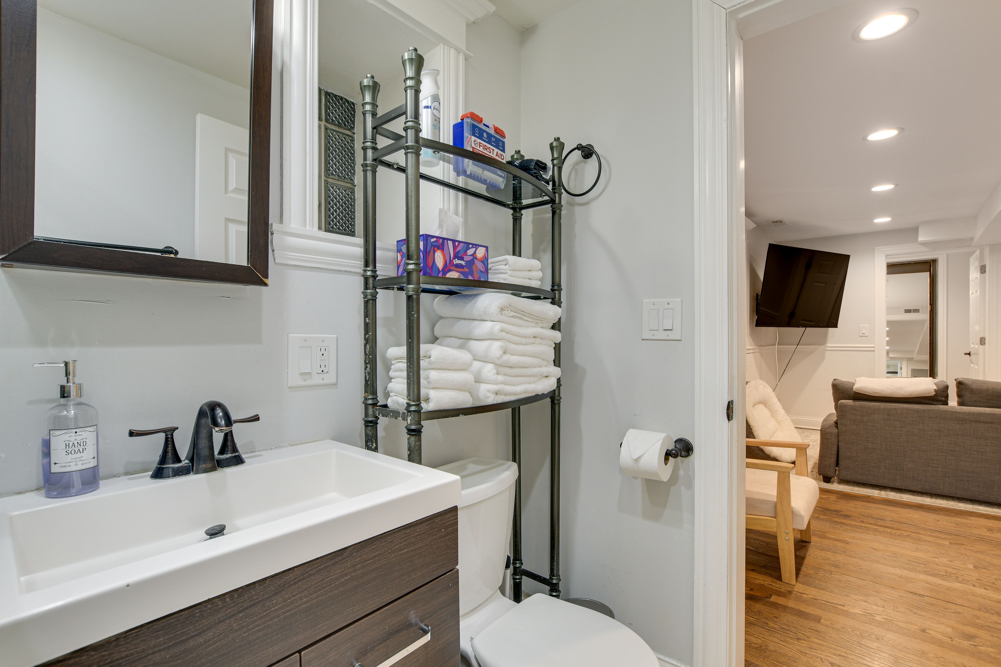 Full Bathroom | Towels Provided | Complimentary Toiletries