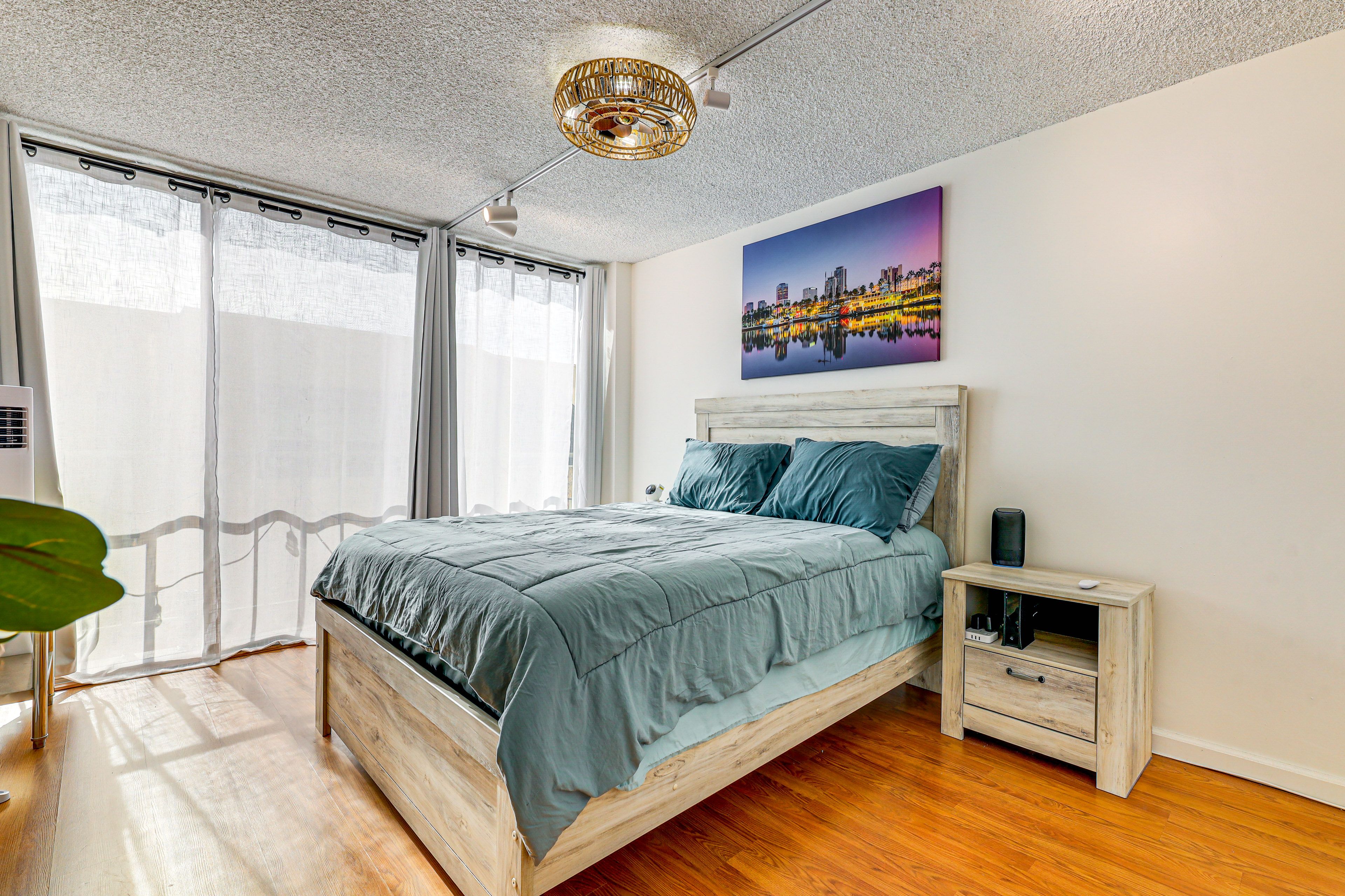 Bedroom | Queen Bed | Smart TV