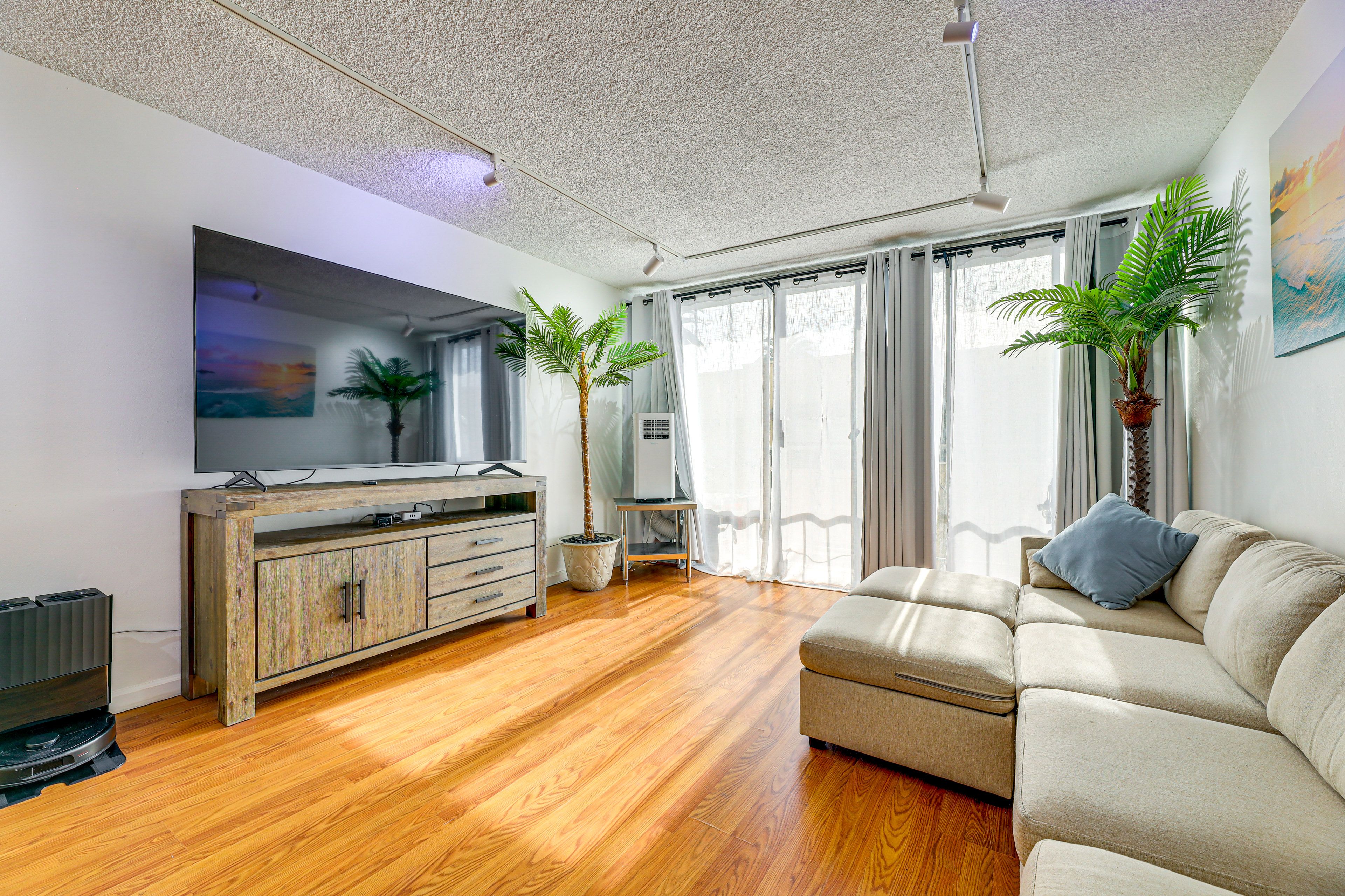 Long Beach Vacation Rental | 1BR | 1BA | Steps Required | 725 Sq Ft