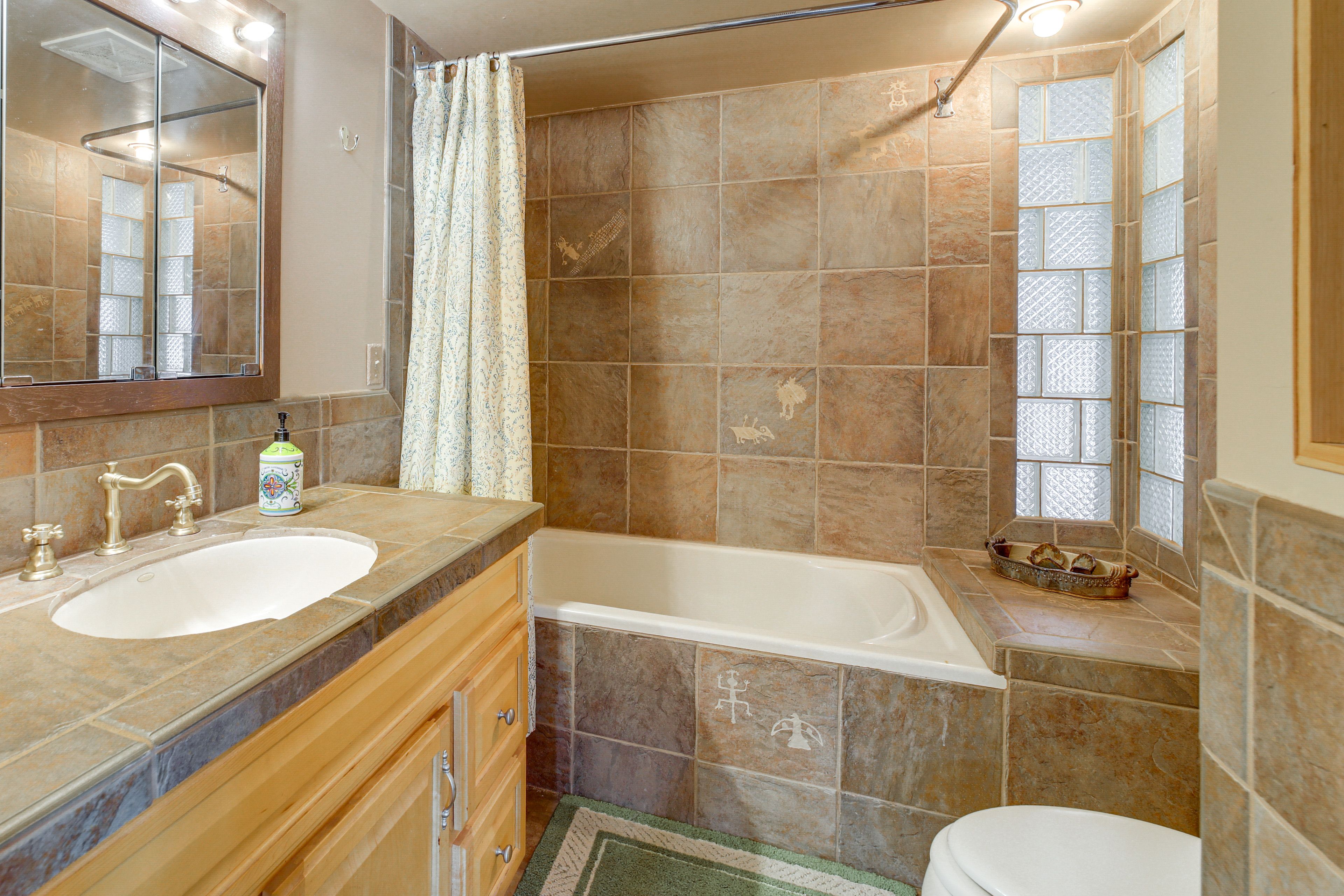 Full Bathroom | Towels Provided | Complimentary Toiletries | 1st Floor