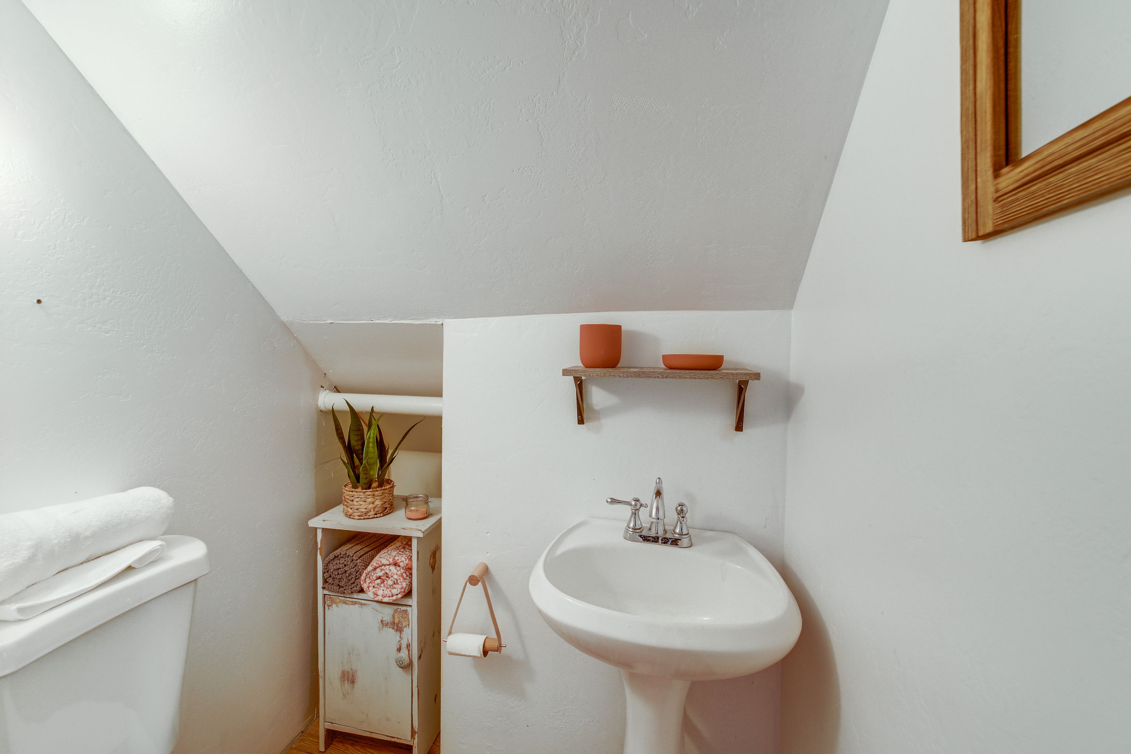 Full Bathroom | 2nd Floor