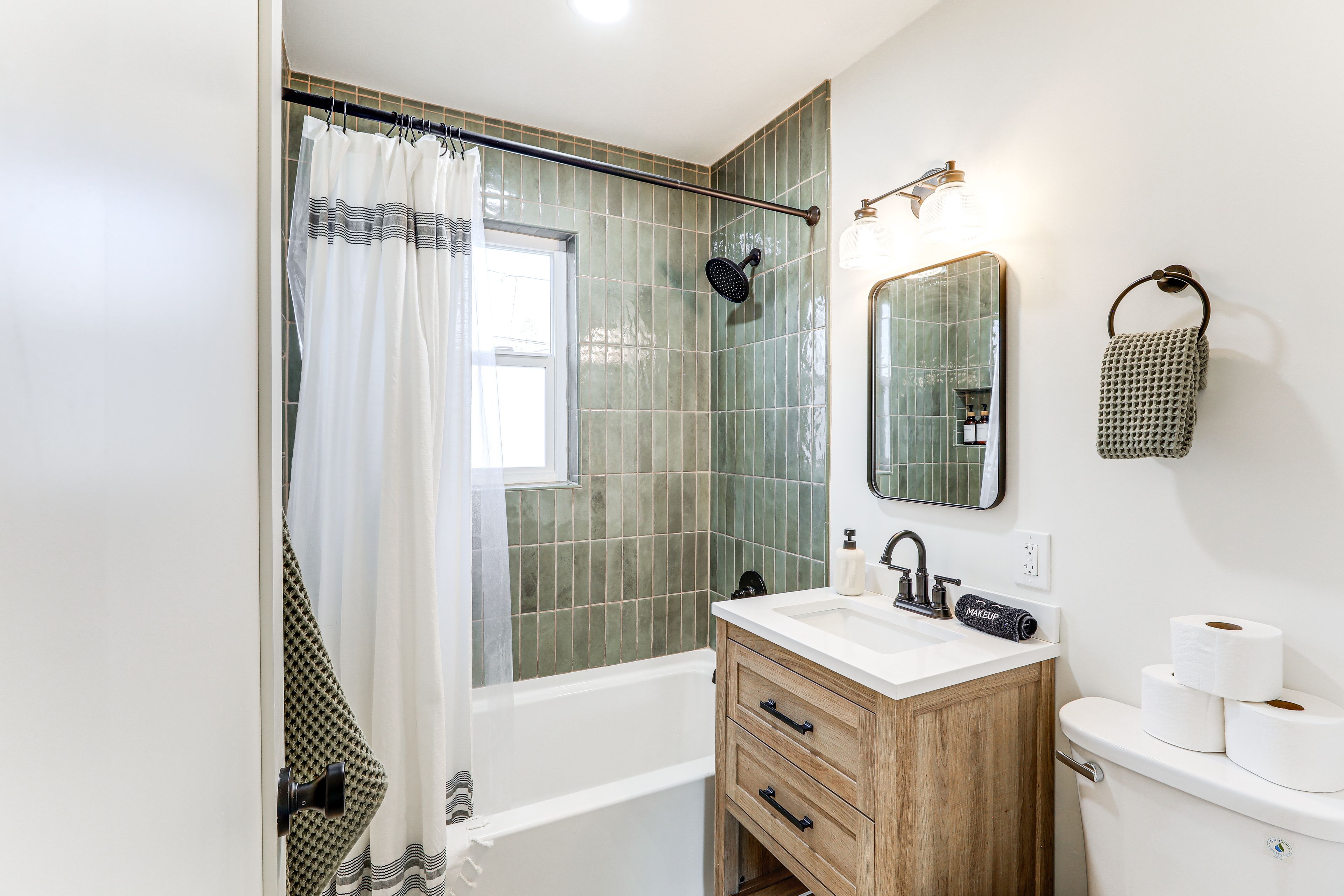 Full Bathroom | Complimentary Toiletries | Towels Provided