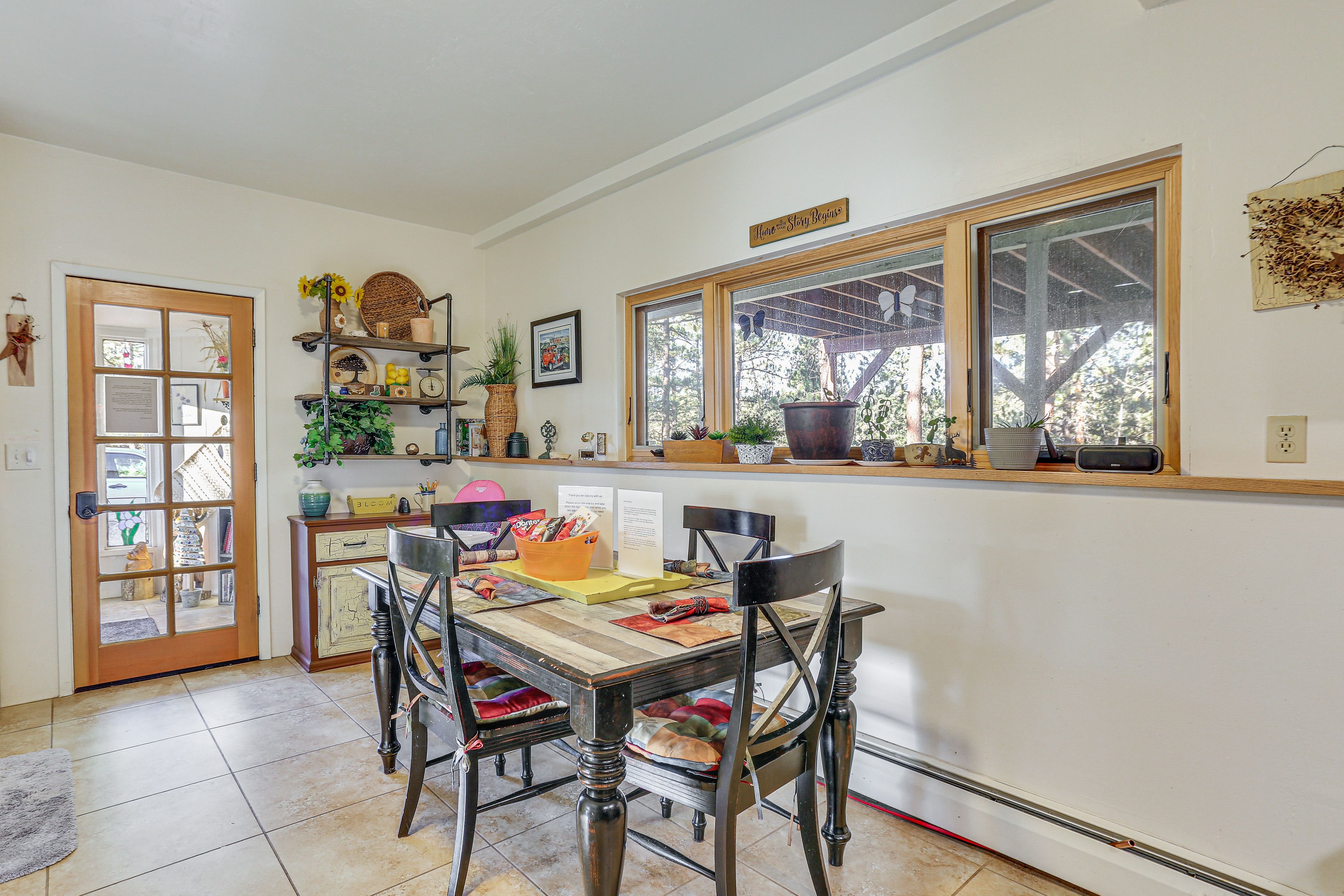 Dining Area | Dishes & Flatware Provided