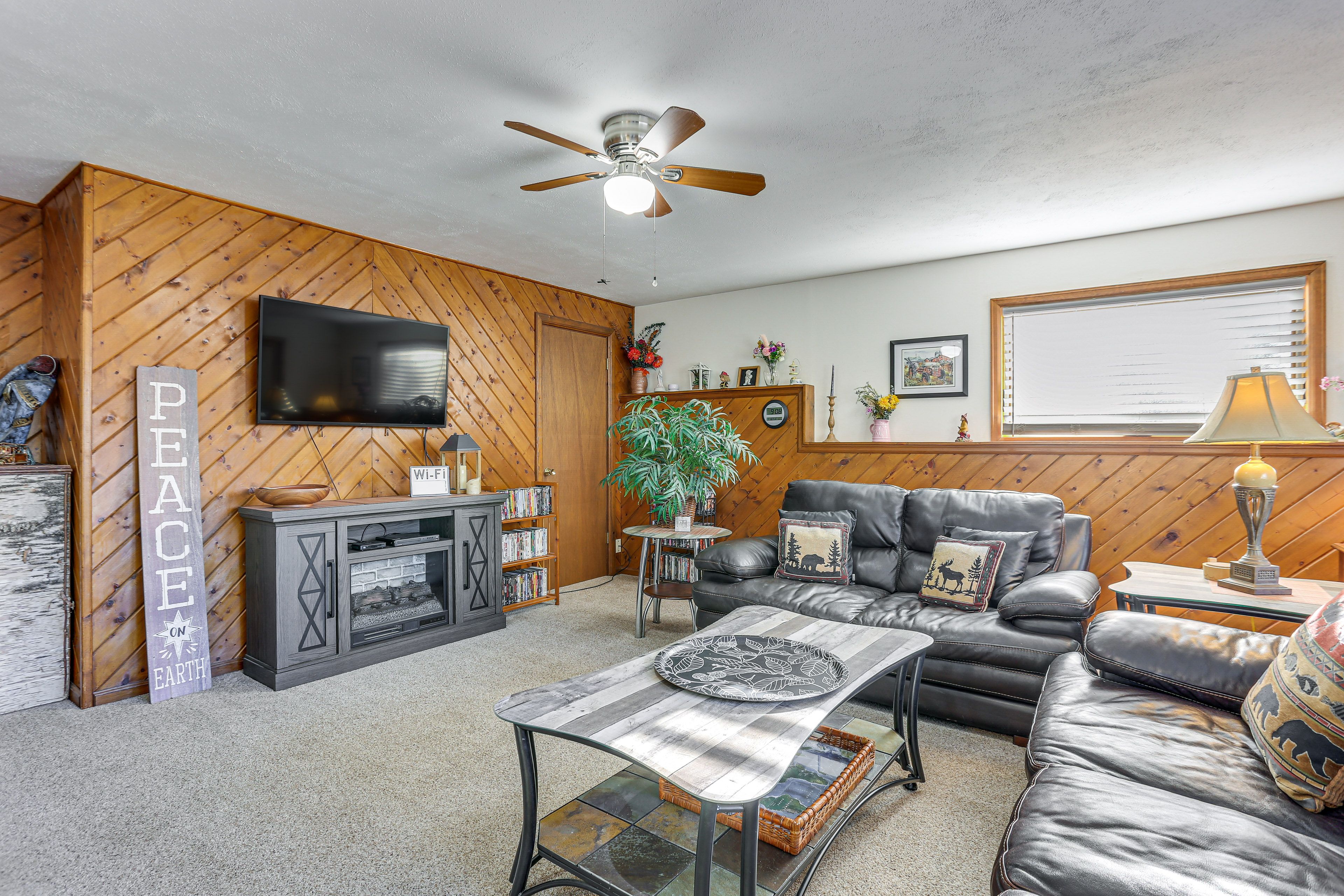 Pine Vacation Rental | 1BR | 1BA | 1,500 Sq Ft