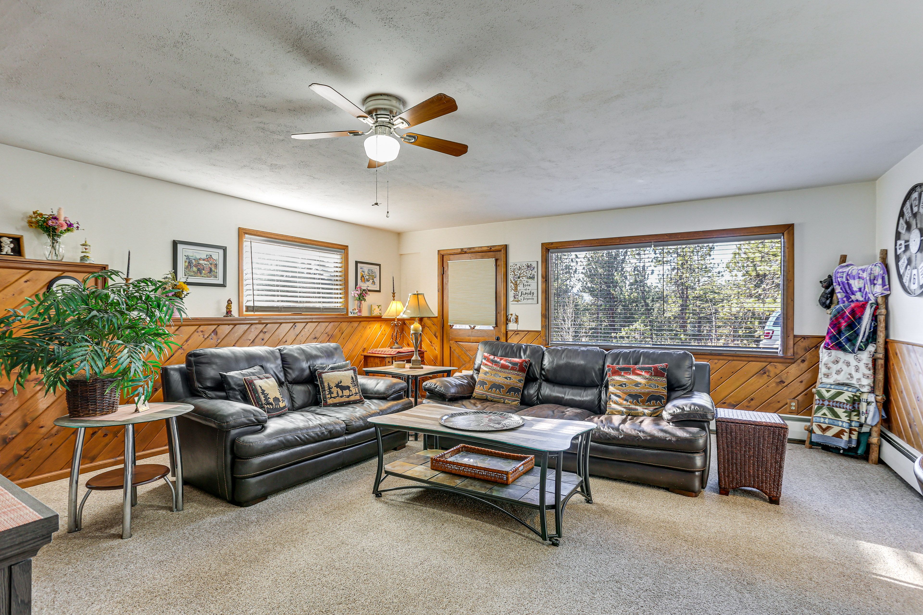 Living Room | Desk | Free WiFi