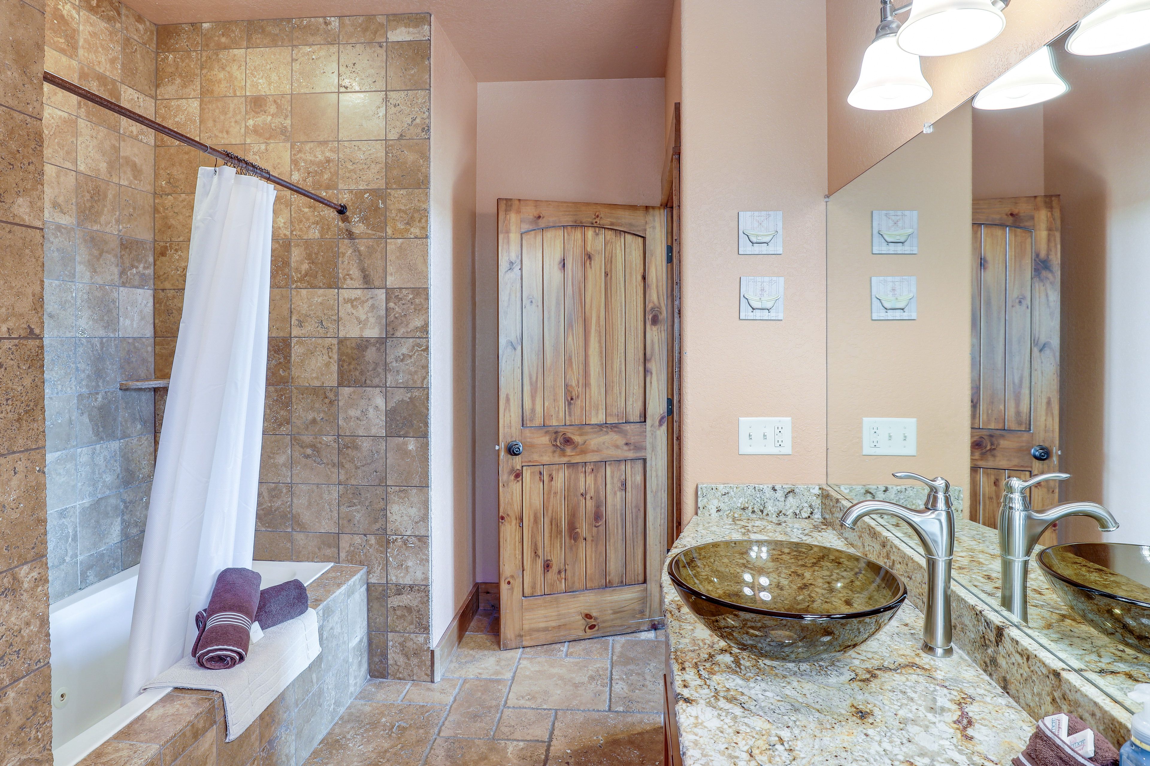 Full Bath | Towels | Hair Dryer | Upper Level