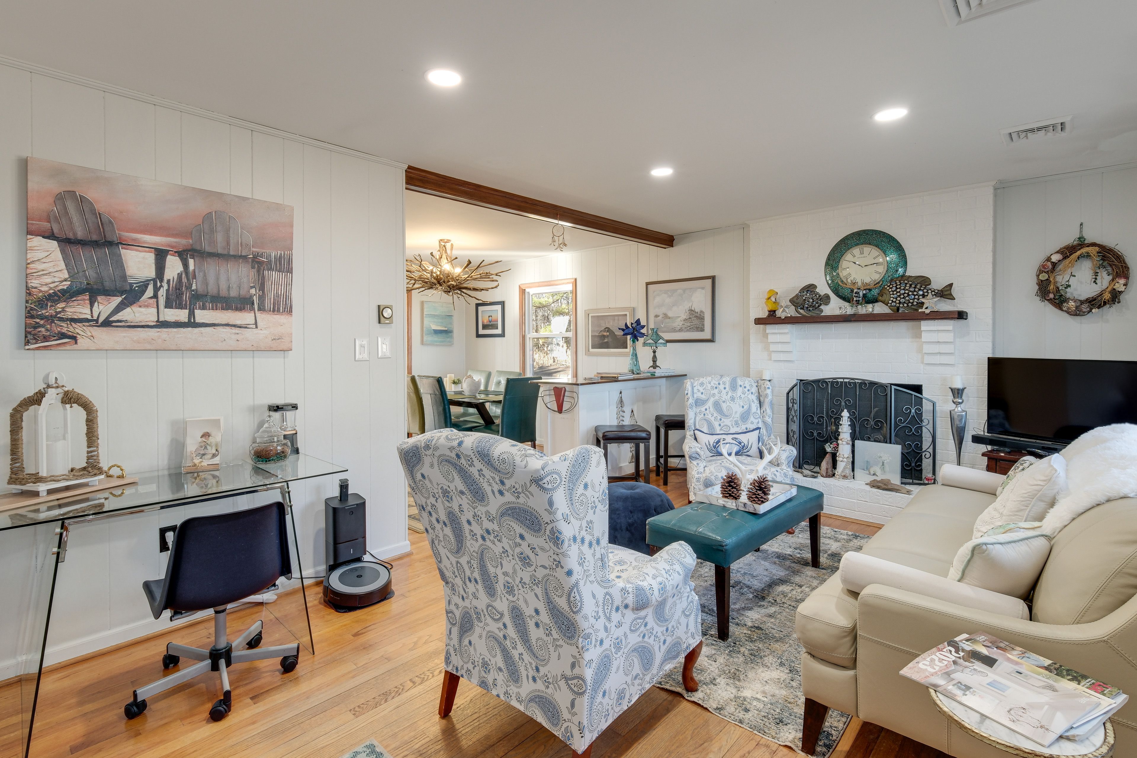 Front Living Area | Smart TV | Books