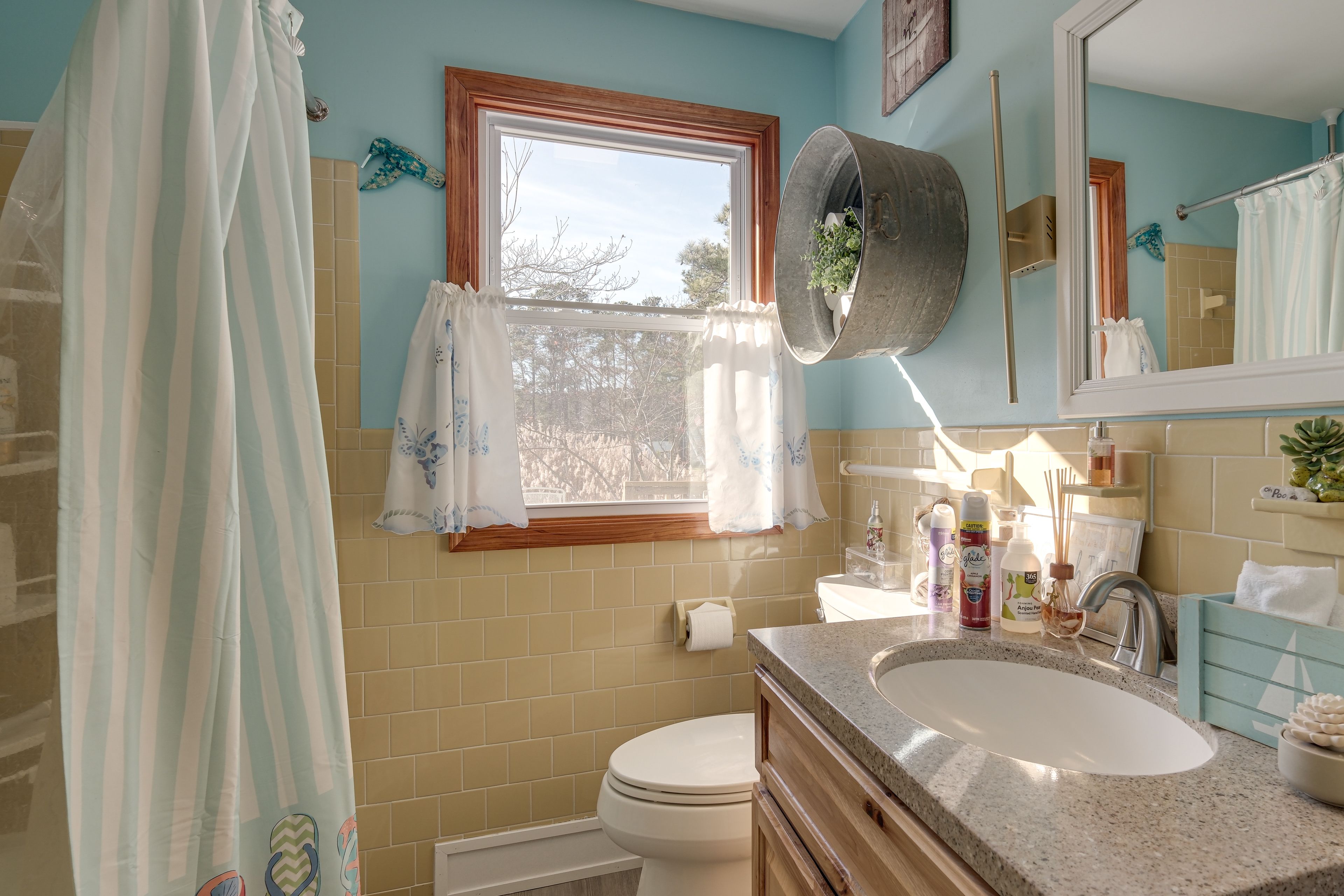 Full Bathroom | Towels Provided