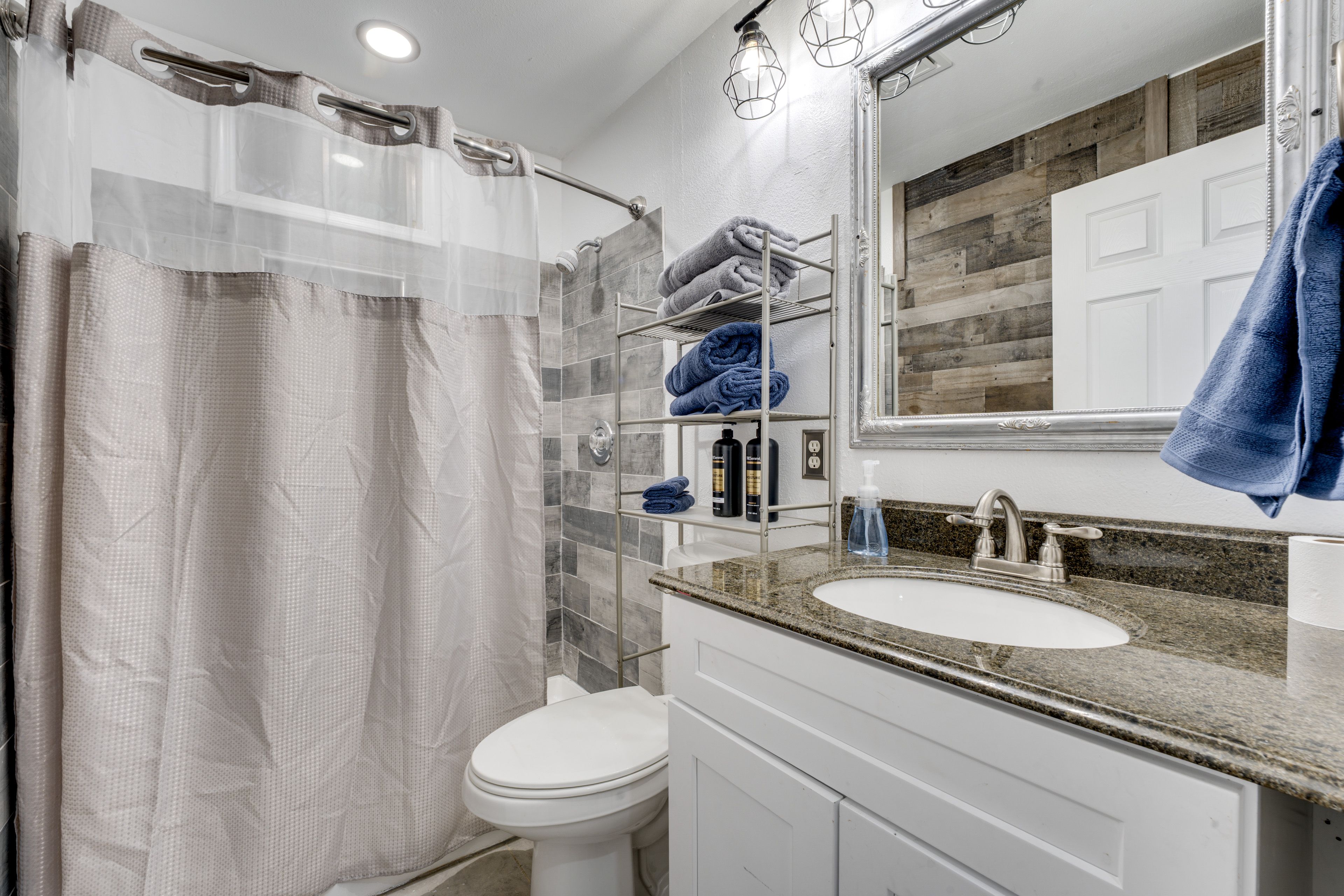 Full Bathroom | Towels Provided