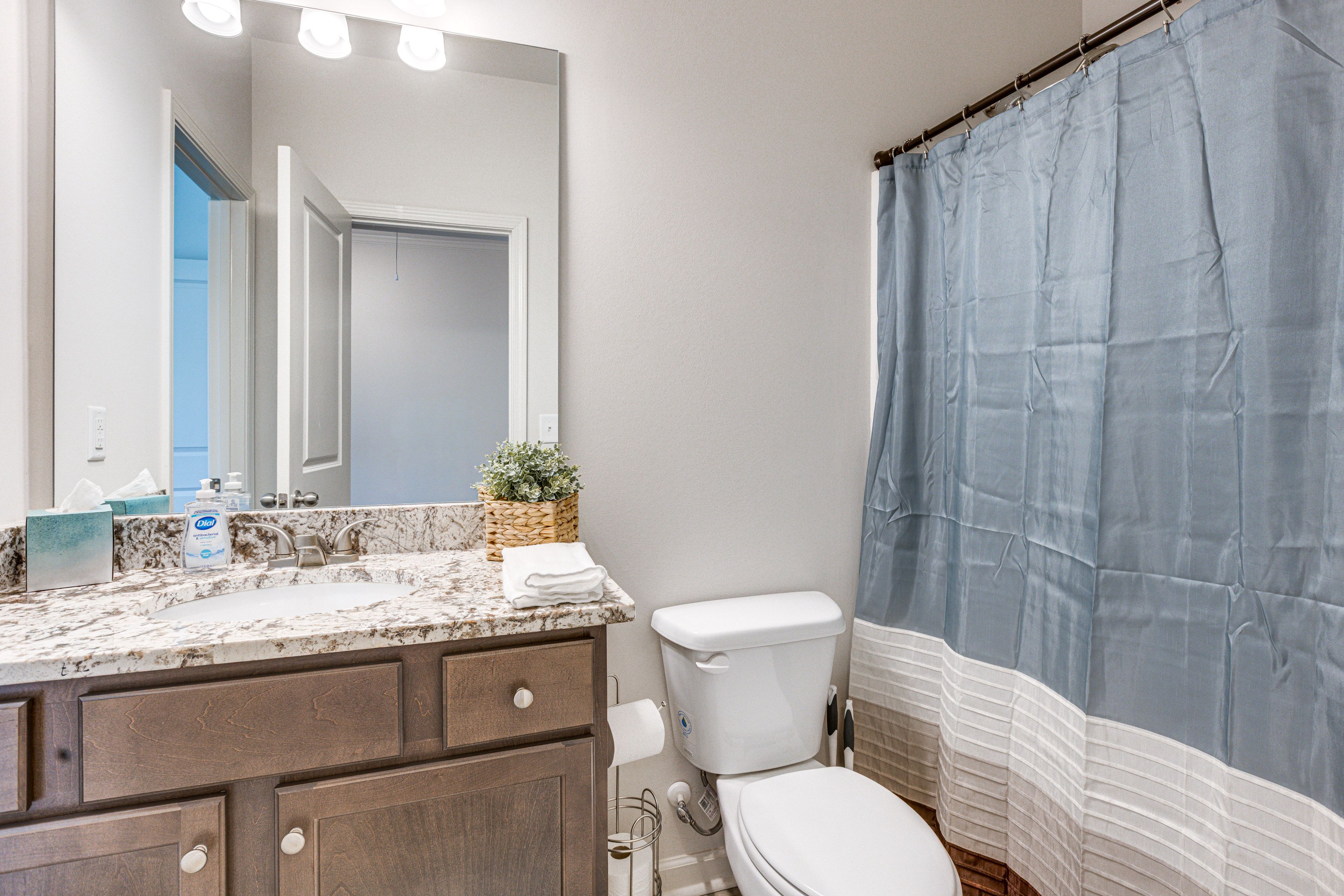 Full Bathroom | Complimentary Toiletries