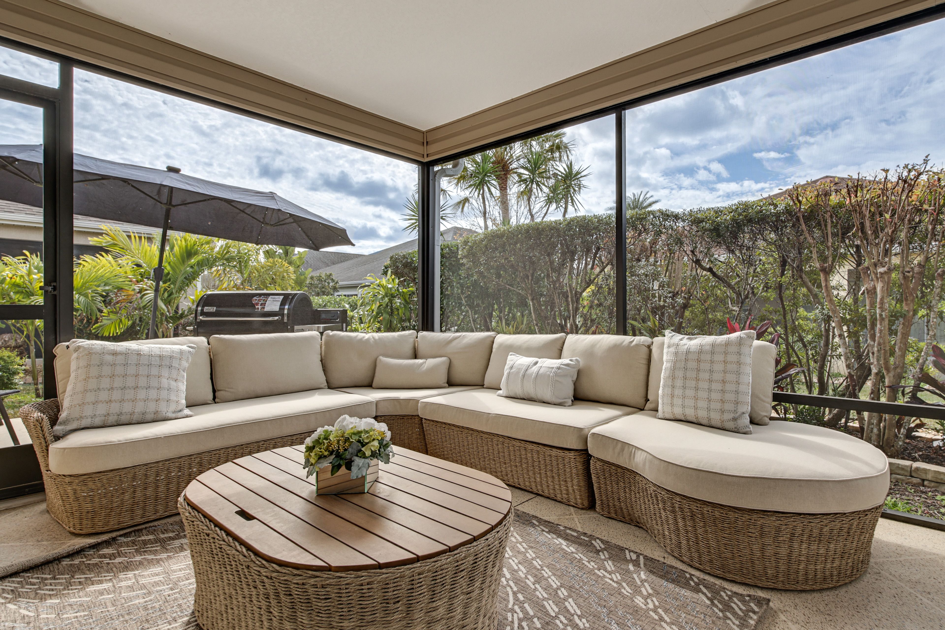 Lanai | Dining Area | Flat-Screen TV