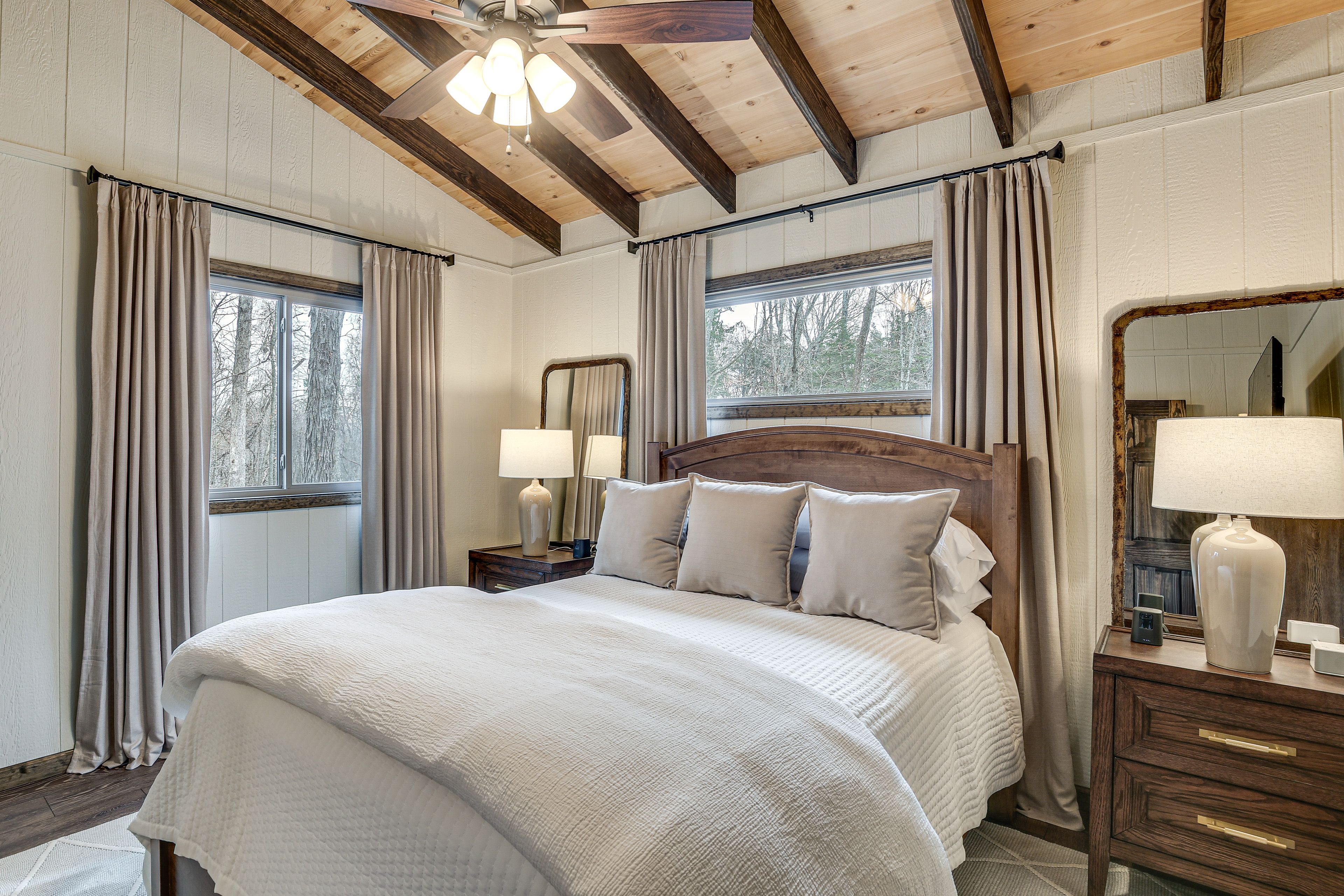 Bedroom 1 | Queen Bed | 1st Floor