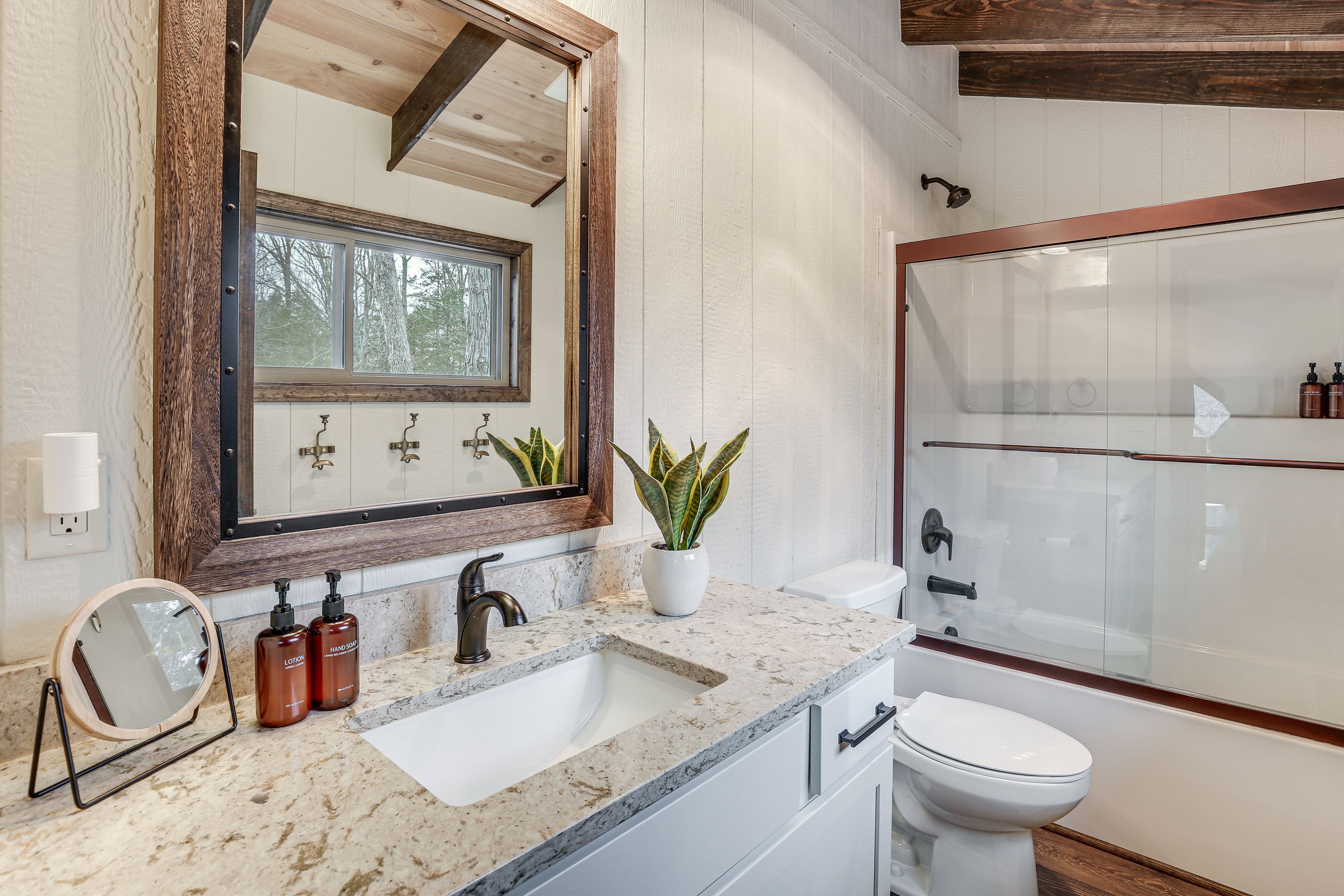 Full Bath | 2nd Floor