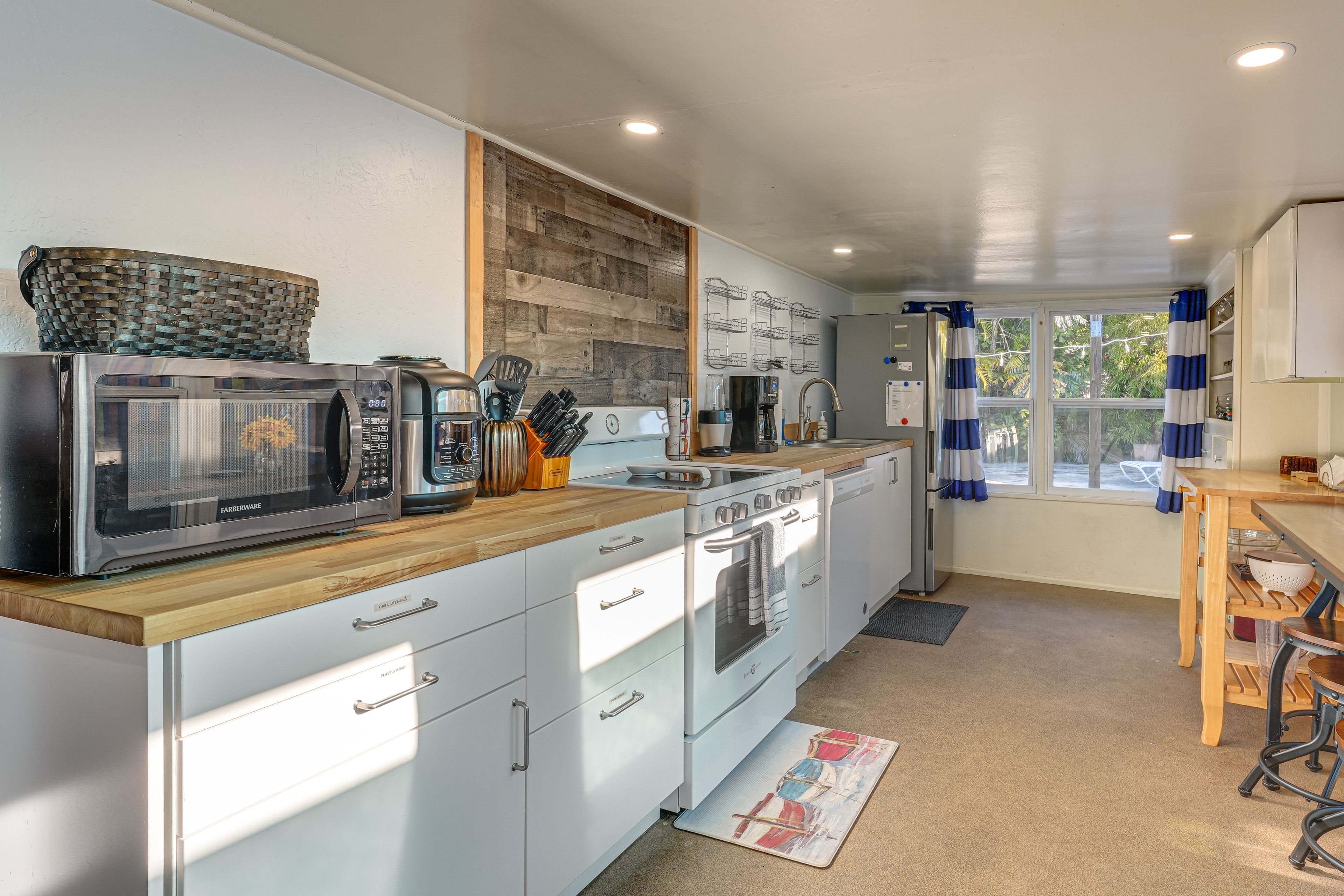 Kitchen | Dining Bar