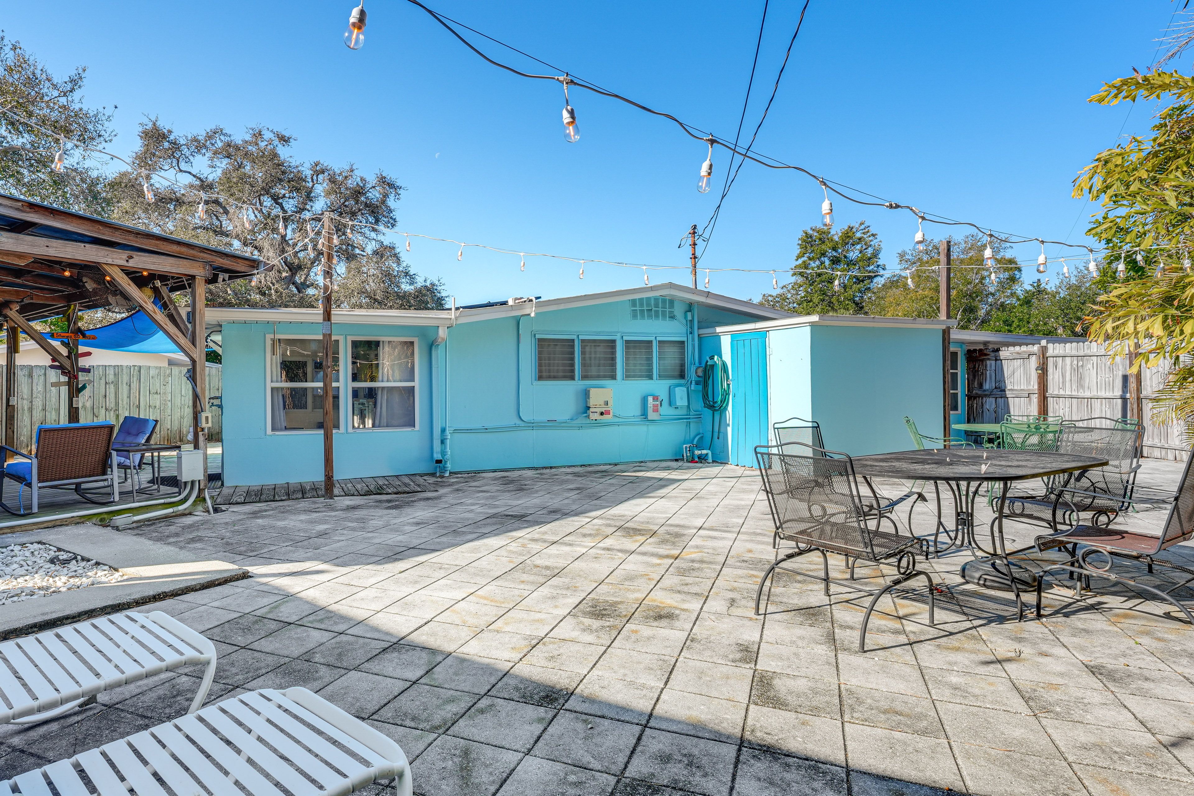 Patio w/ Lounge Chairs & Dining Tables