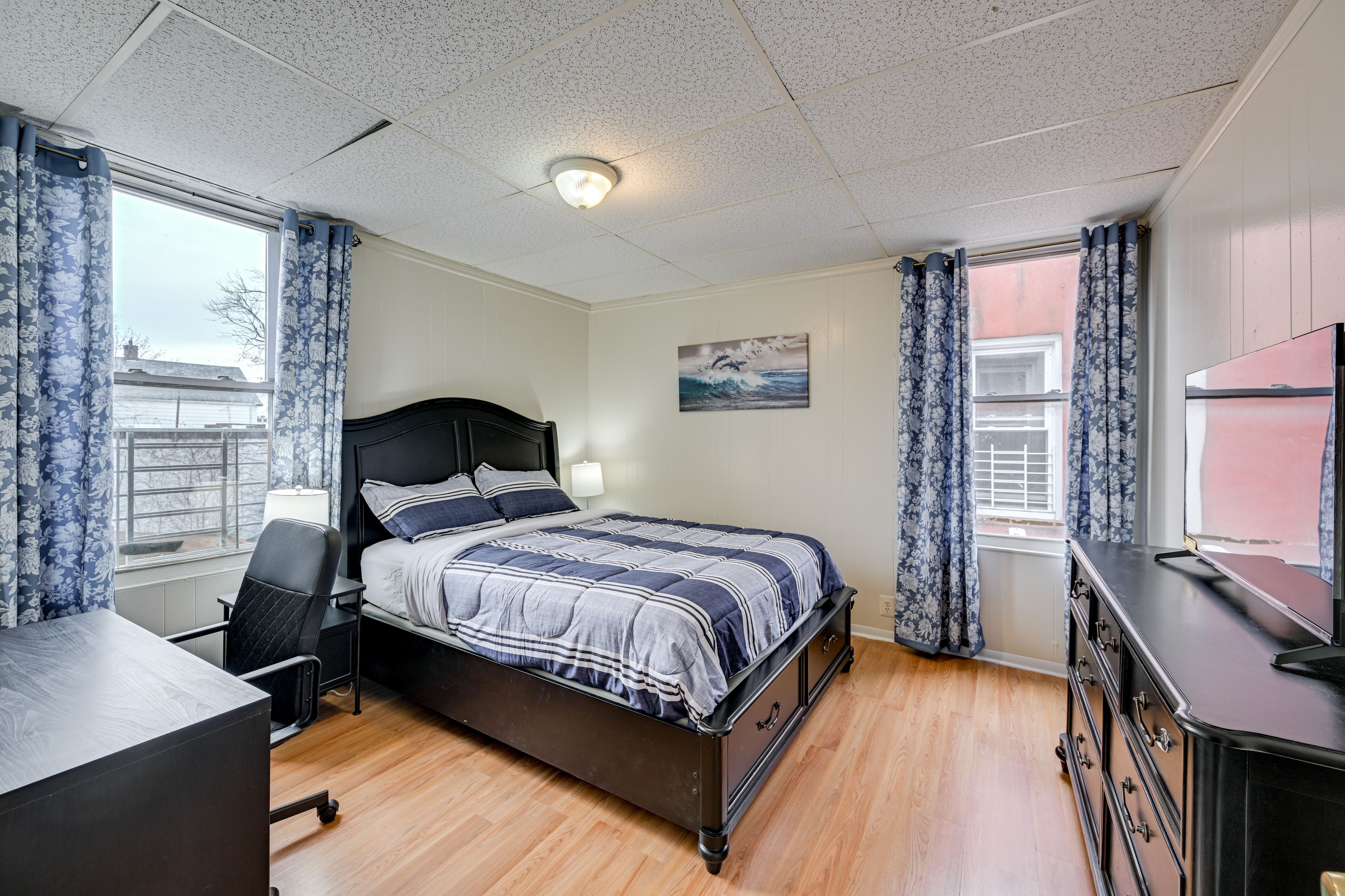 Bedroom | Queen Bed | Work Desk | Free WiFi