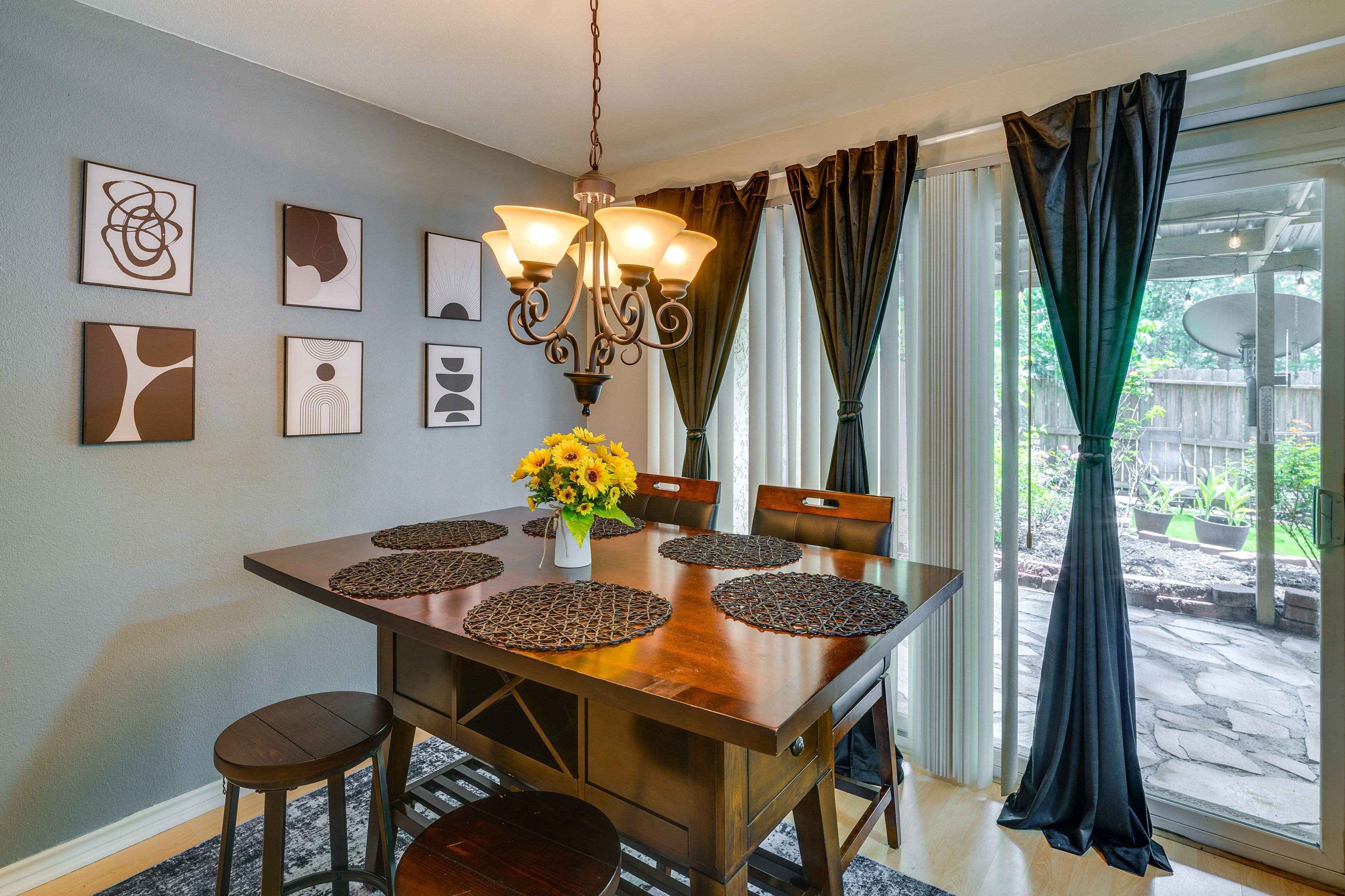 Dining Area | Dishware/Flatware Provided | 1st Floor