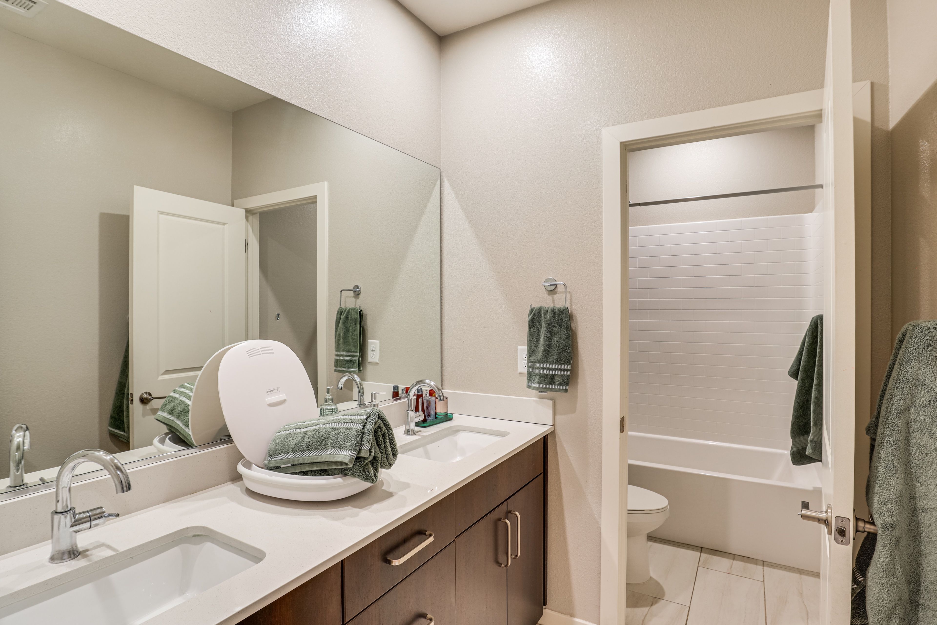 Full Bathroom | 2nd Floor