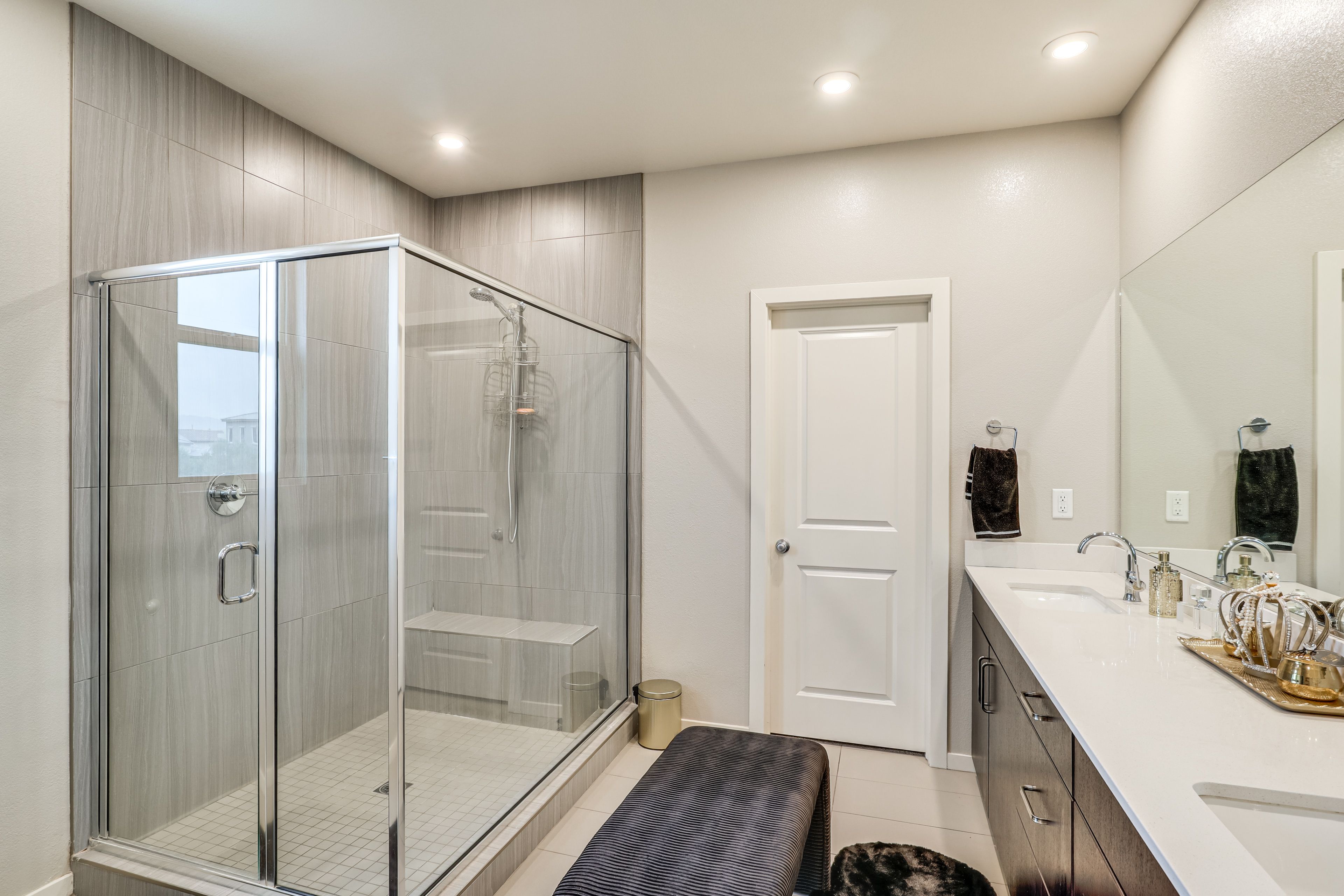 Full Bathroom | 2nd Floor | Towels Provided