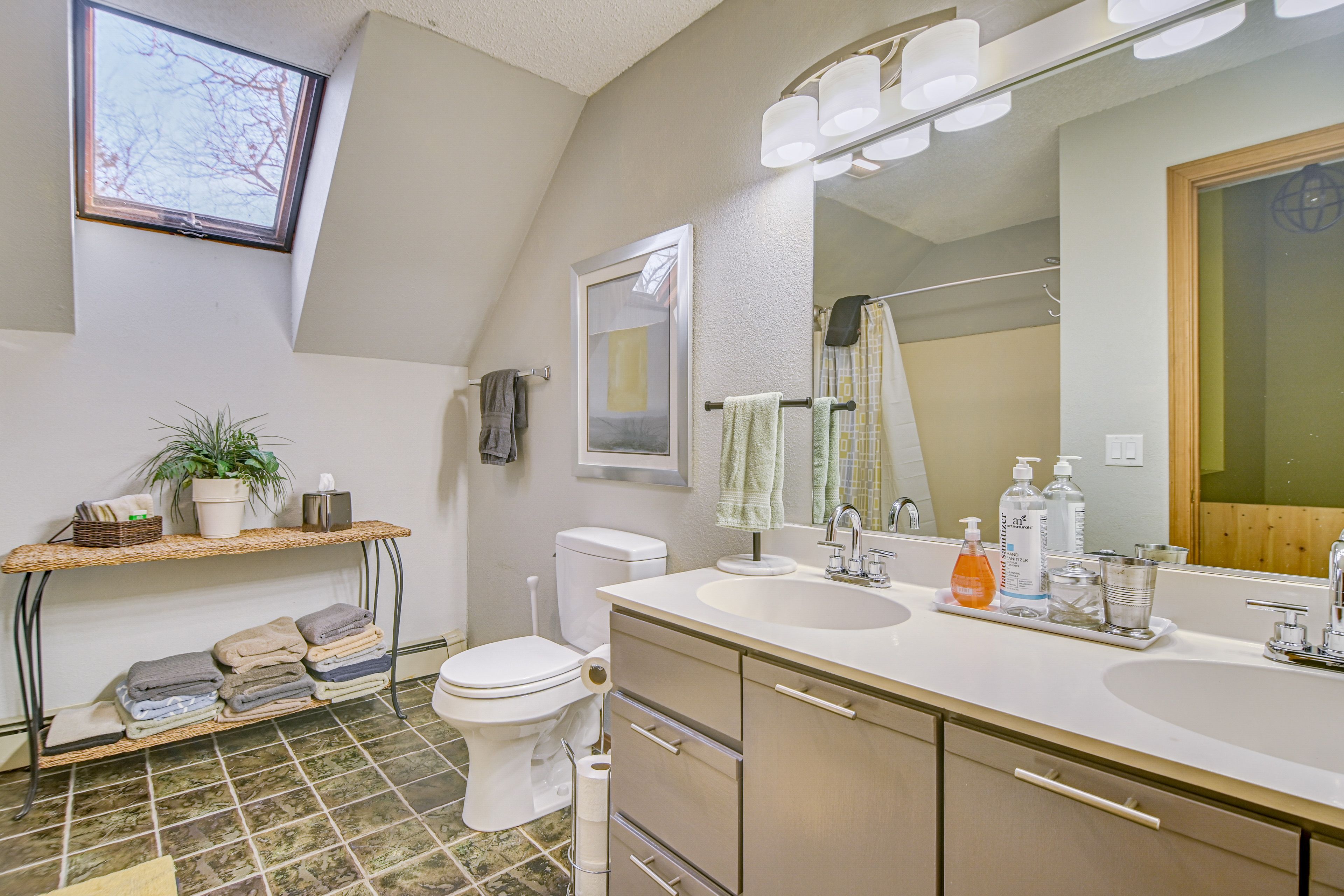 Full Bathroom | 2nd Floor