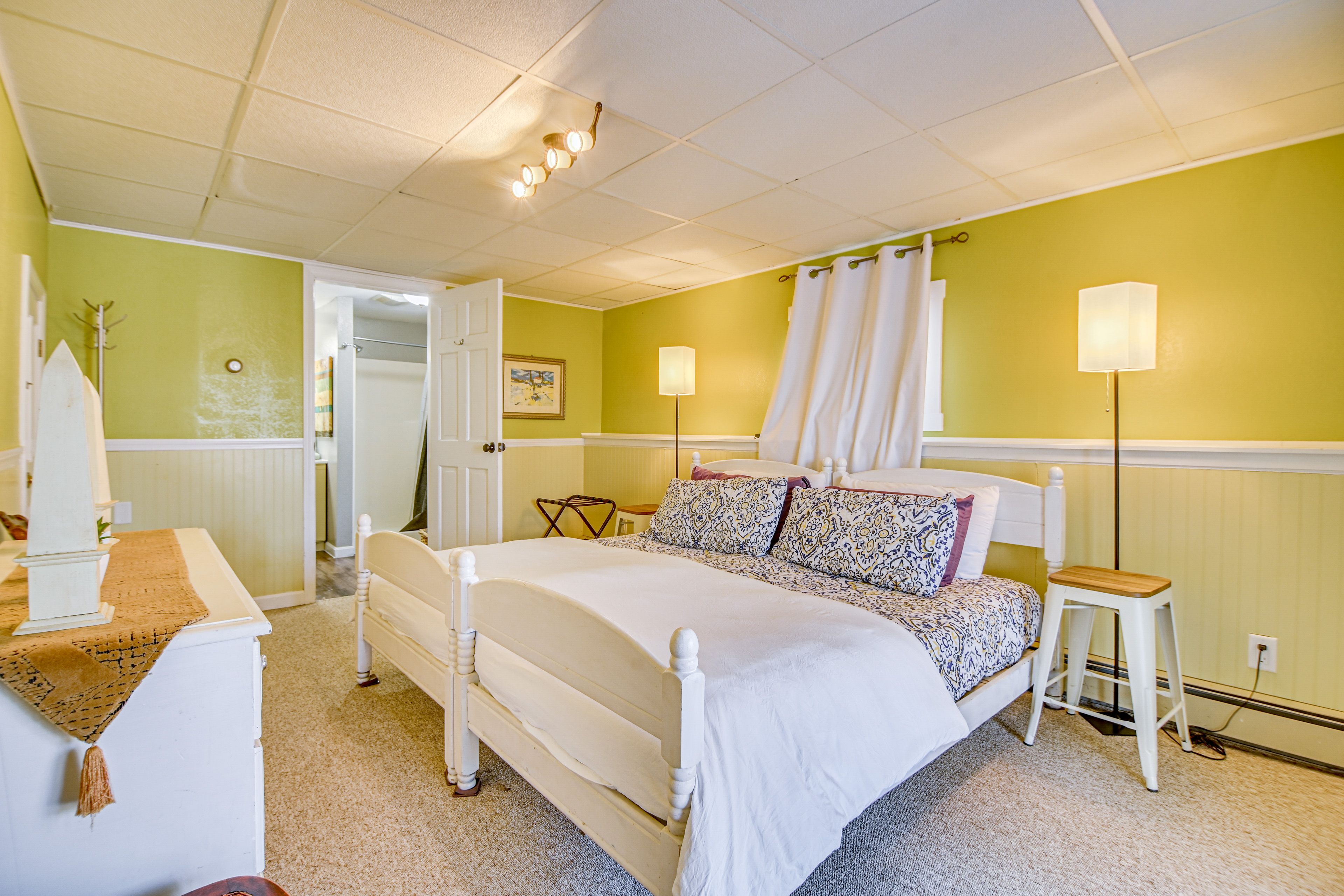 Bedroom 1 | 1st Floor | California King Bed (Convertible to 2 Twins)