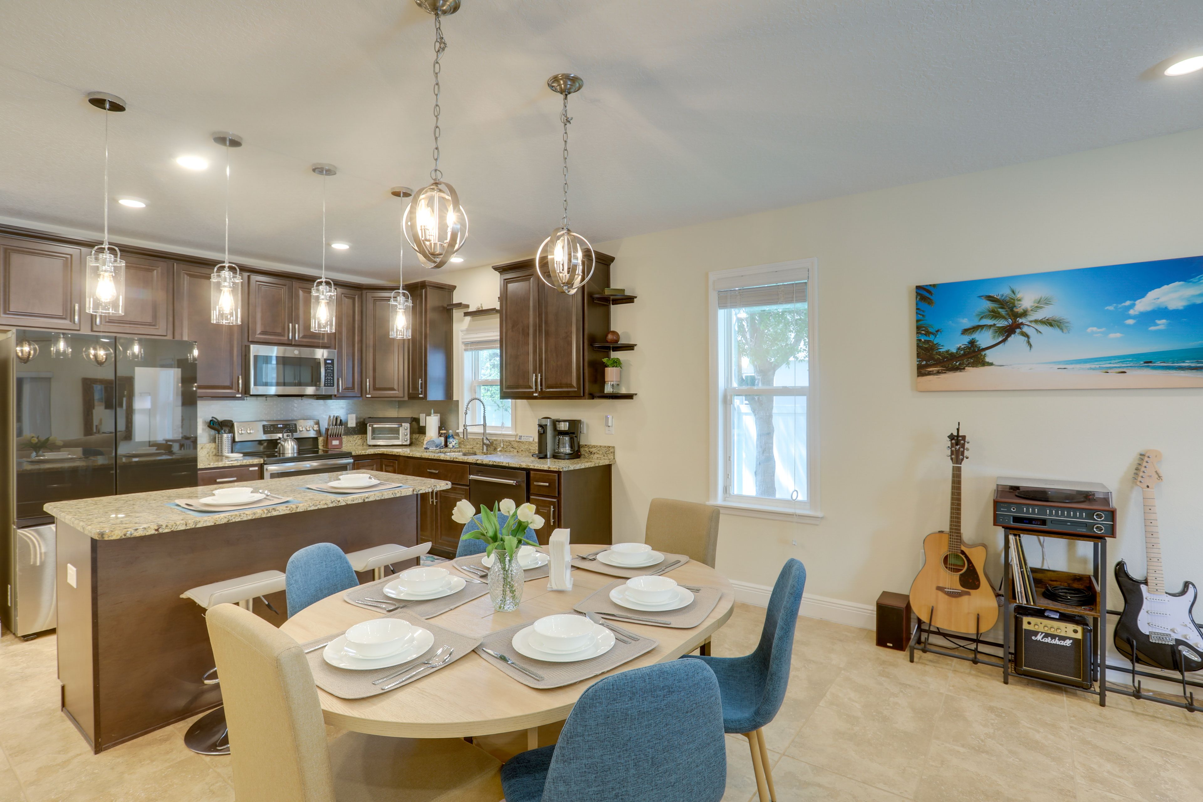 Kitchen & Dining Area
