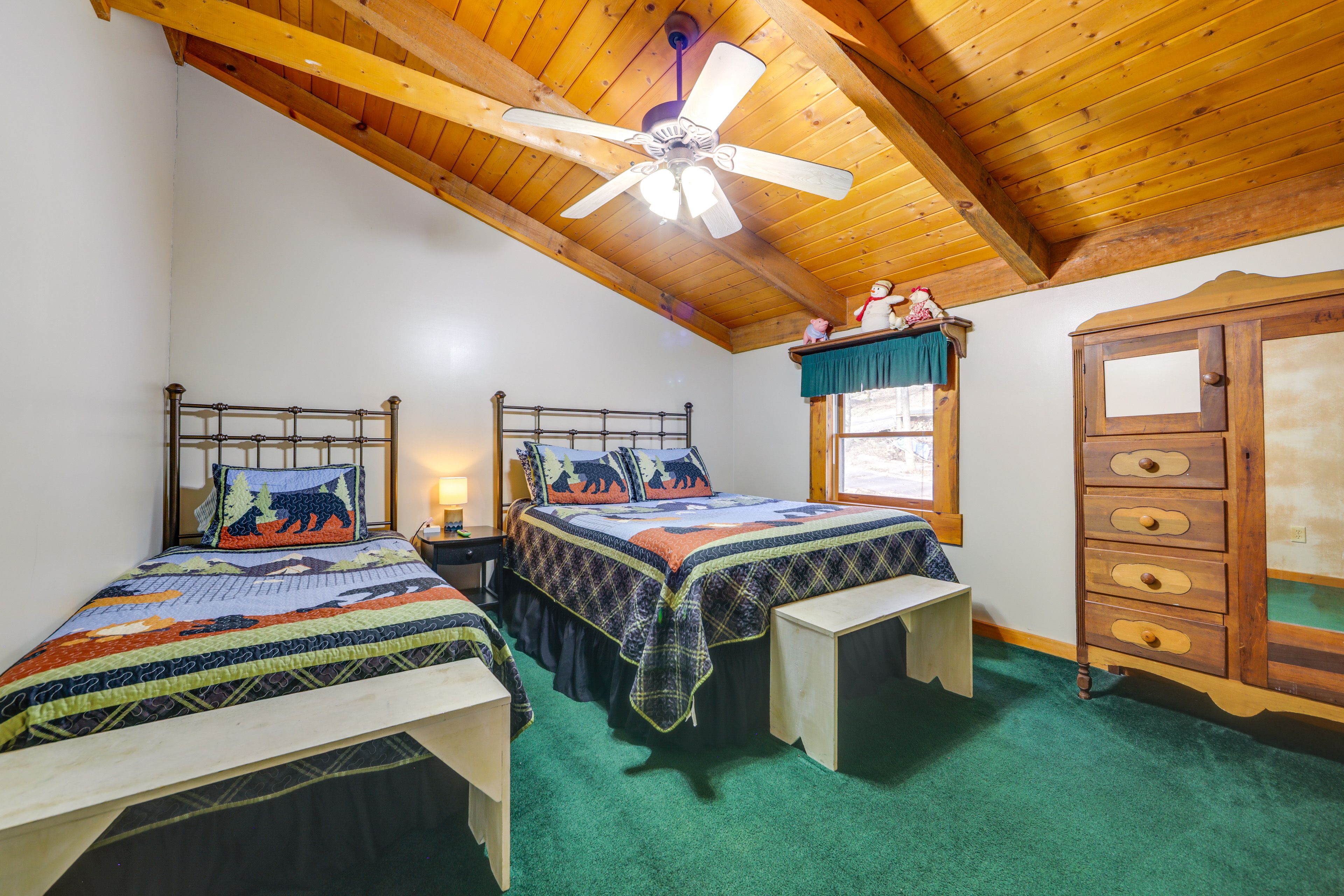 Bedroom 2 | Queen Bed | Twin Bed | Smart TV | 2nd Floor