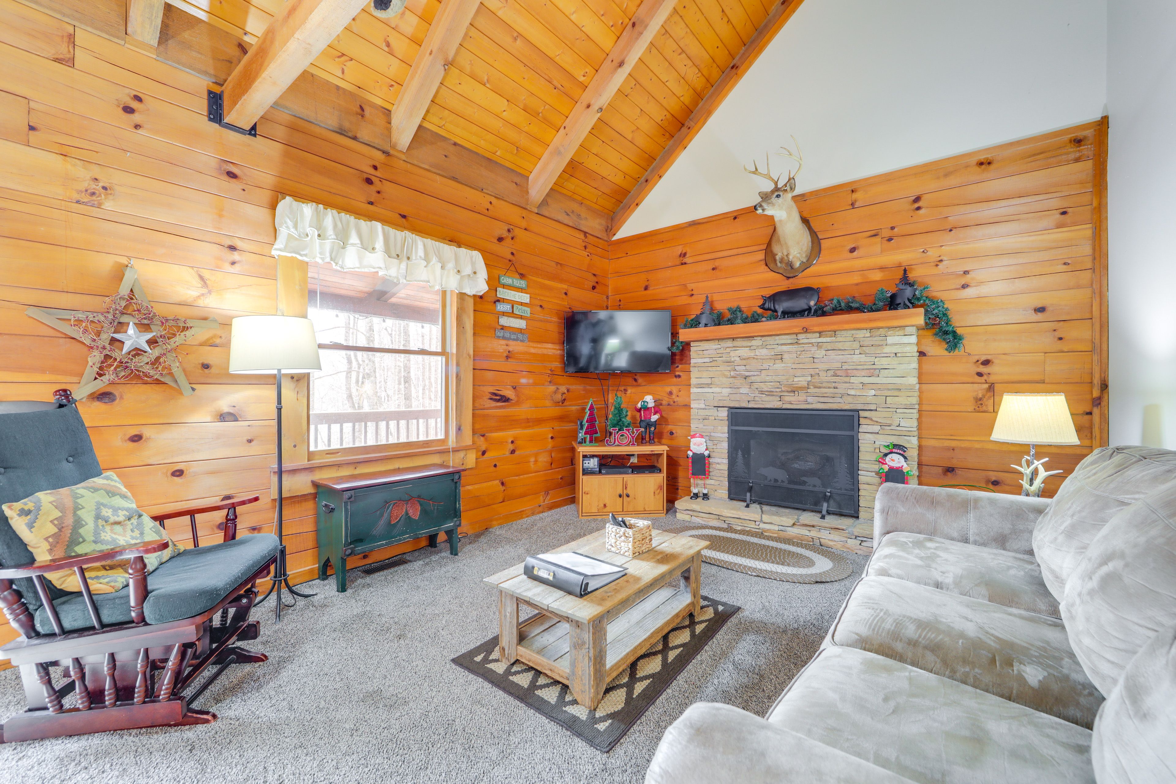 Living Room | Queen Sleeper Sofa | Fireplace | Smart TV | 1st Floor