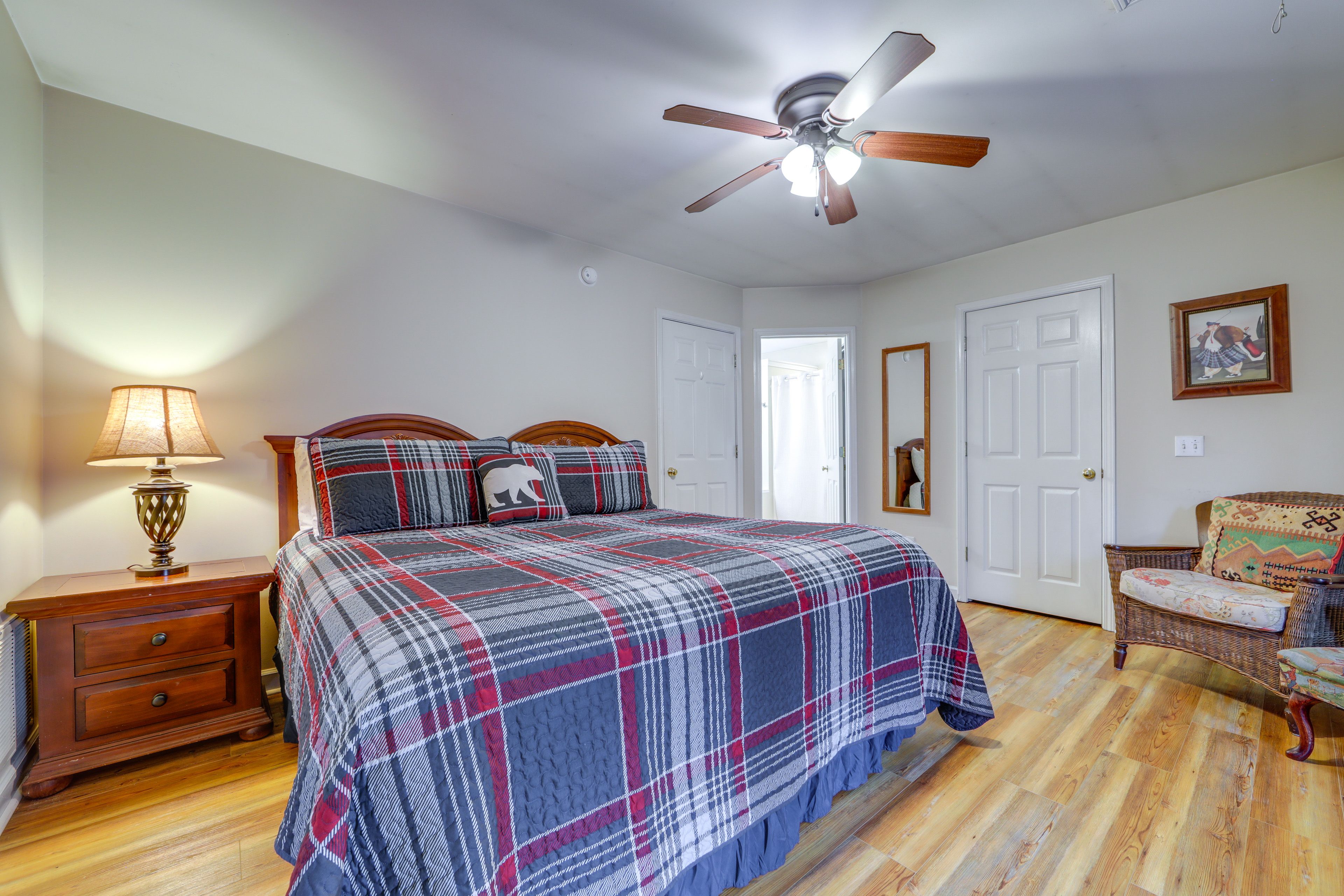 Bedroom 1 | King Bed | Smart TV | Desk | 2nd Floor