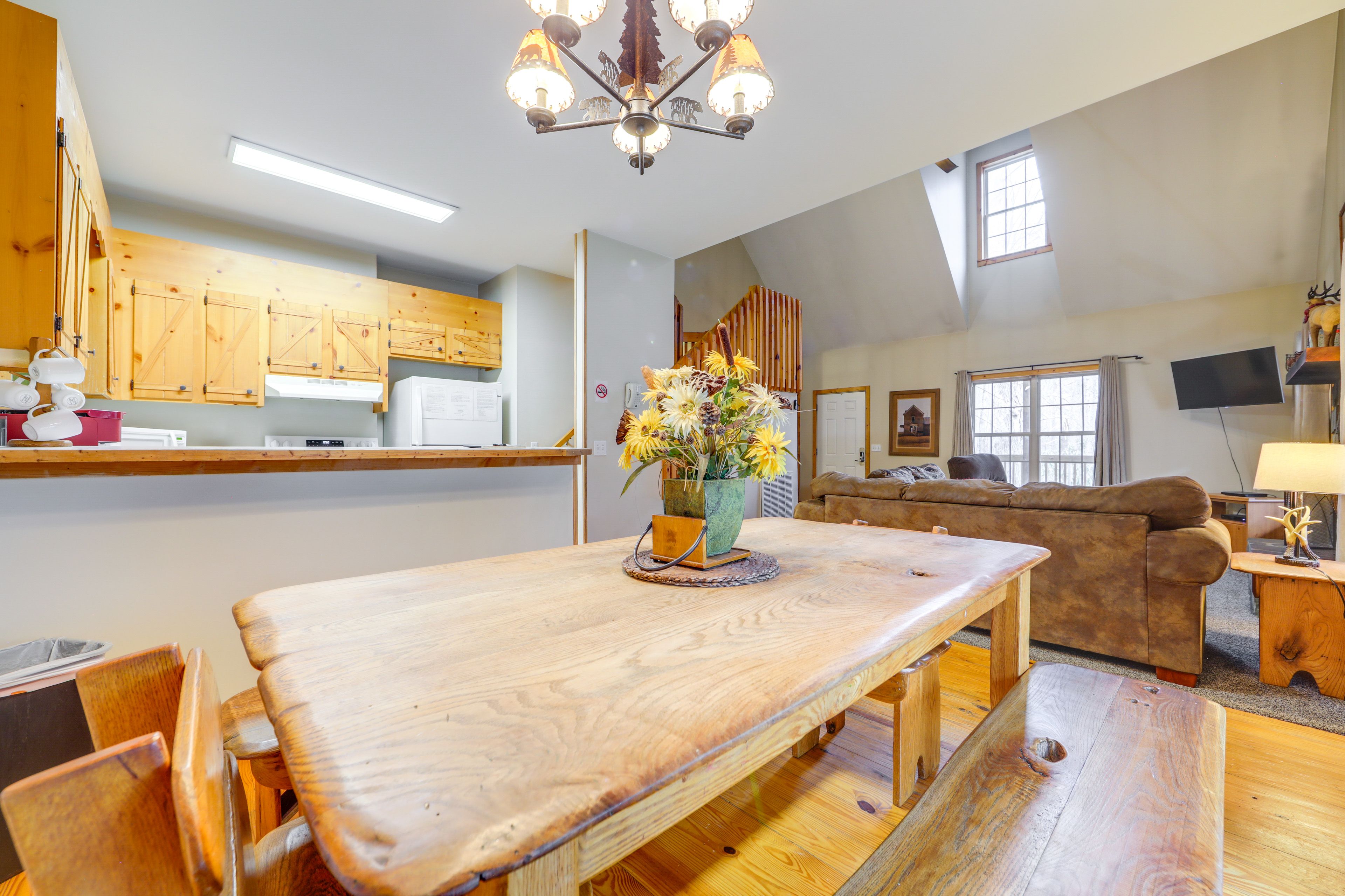 Dining Area | Dishware/Flatware Provided | 1st Floor