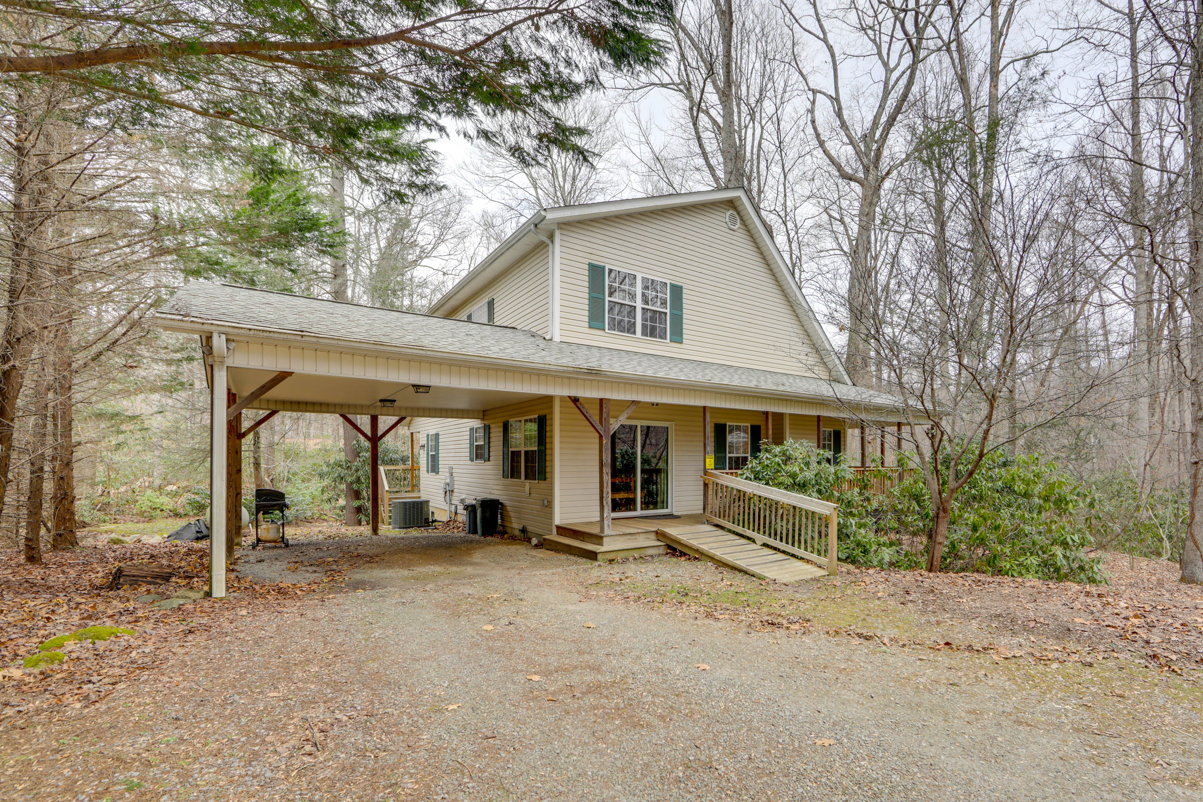 House Exterior | Carport (1 Vehicle) | Driveway (5 Vehicles) | Trailer Parking