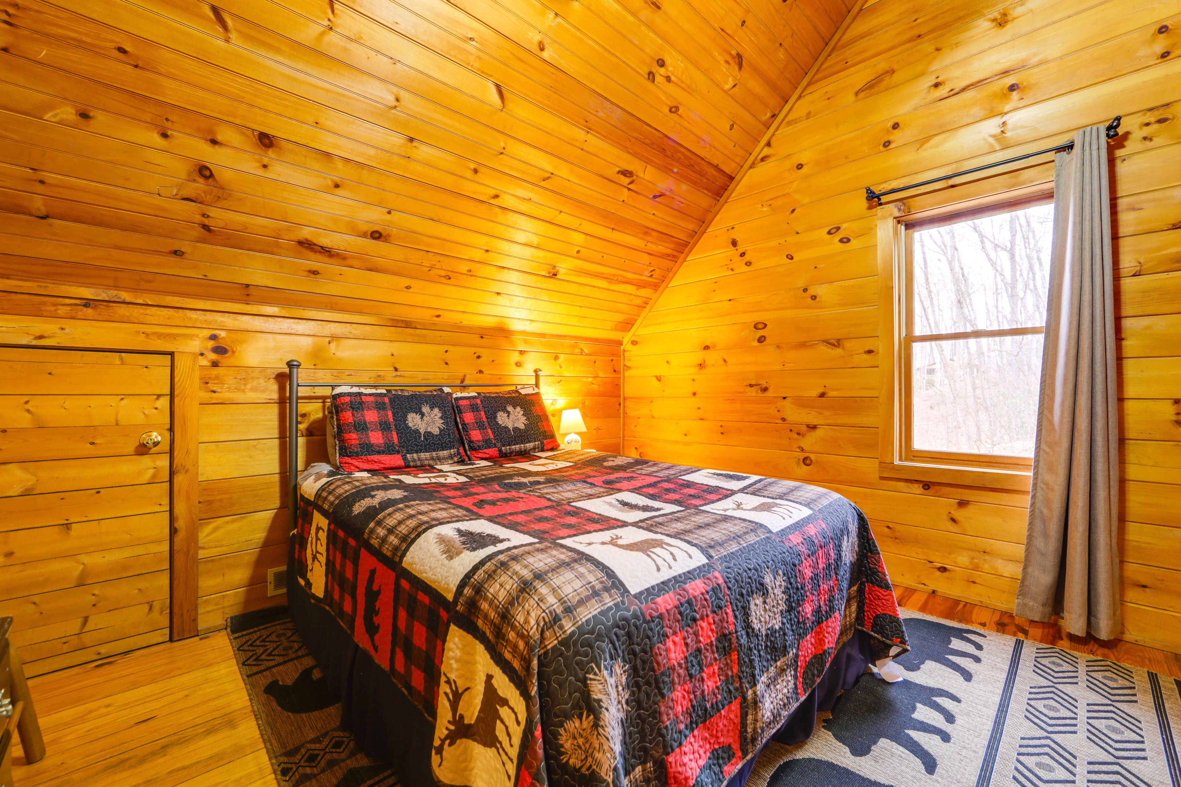 Bedroom 2 | Queen Bed | Smart TV | 2nd Floor