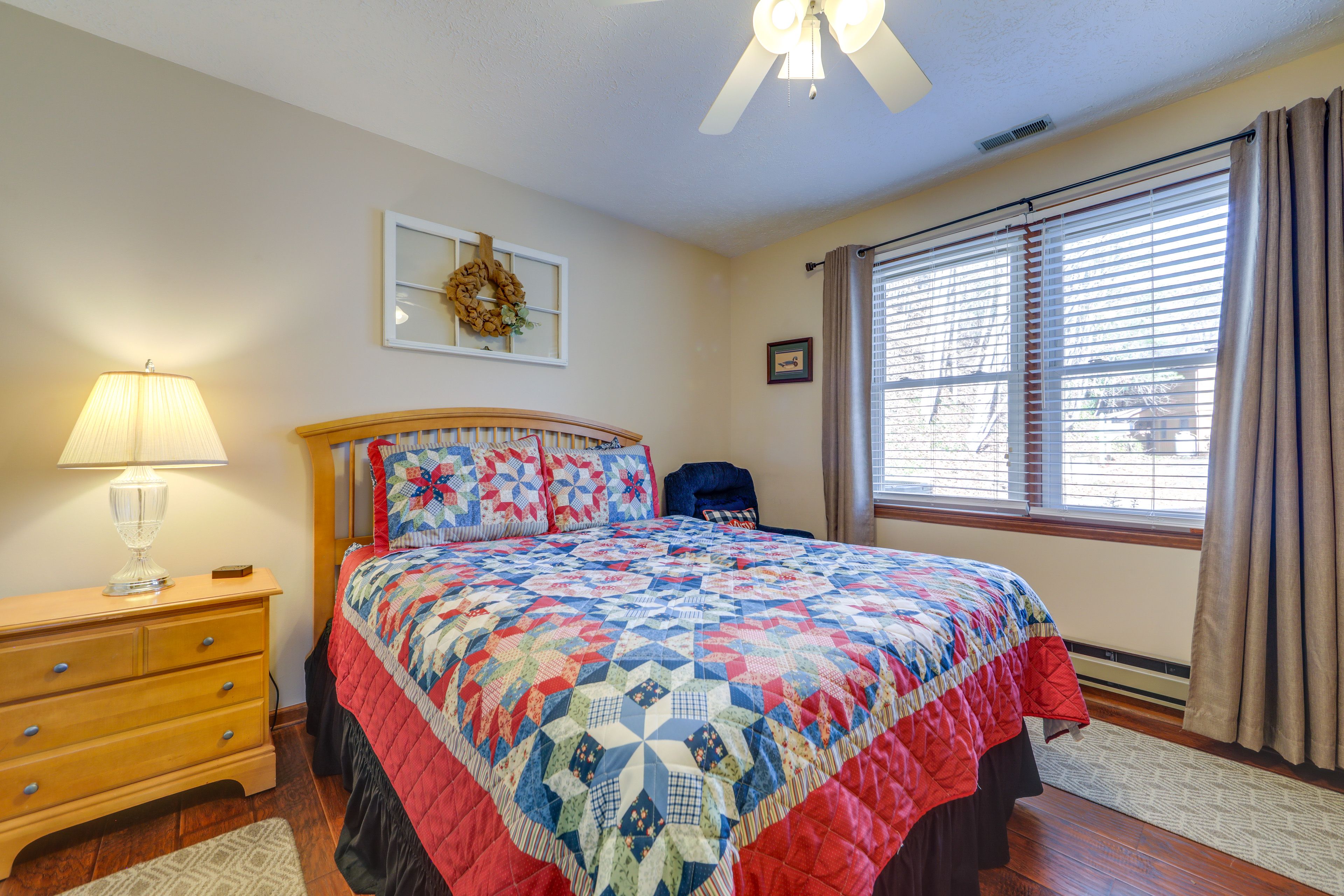 Bedroom 2 | Queen Bed | Smart TV | Board Games | Desk